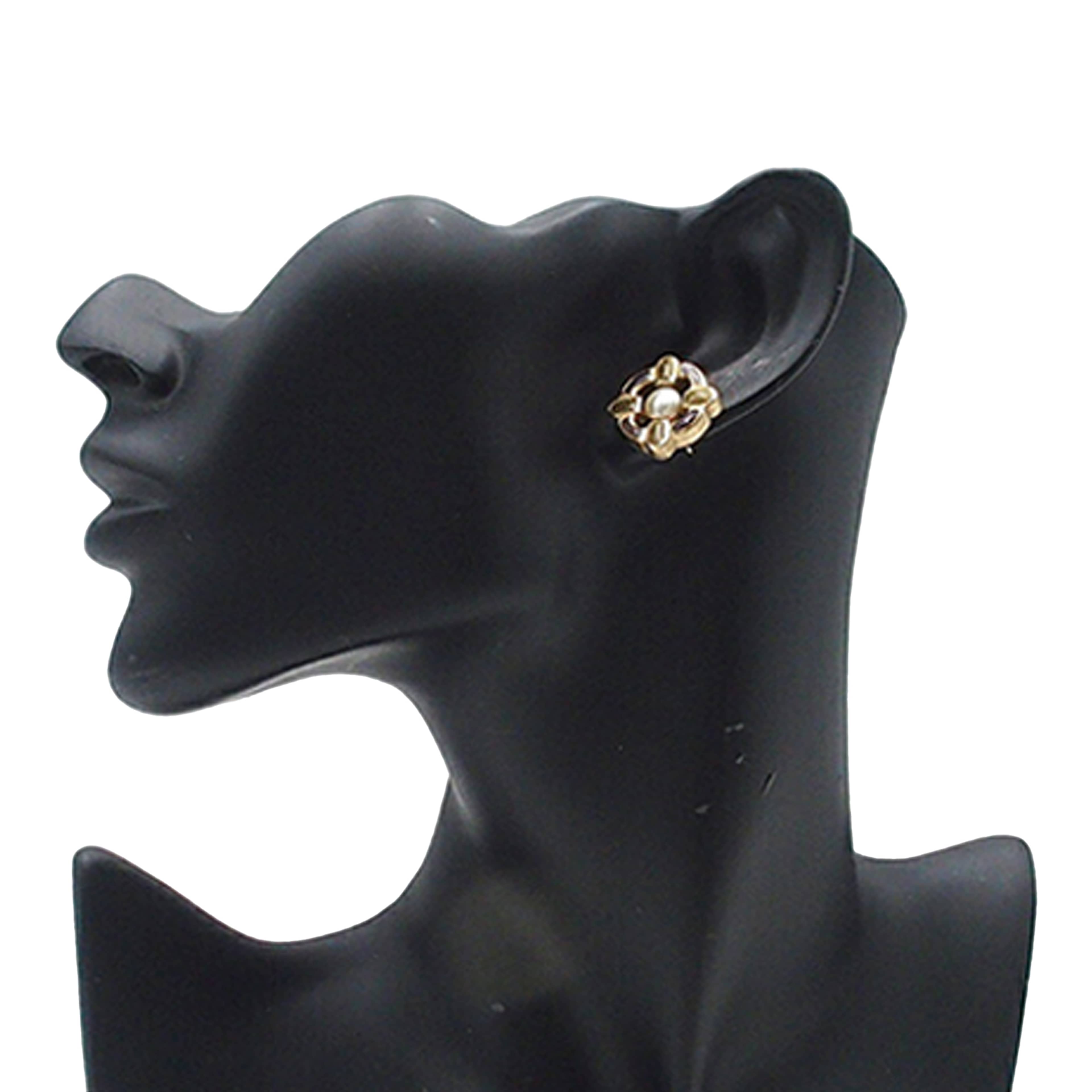 Chanel Gold Plated Enamel Maltese Cross And Faux Pearl Push Back Earrings, från Luxclusif, i färgen guld. Klicka för att öppna bilden i stort format