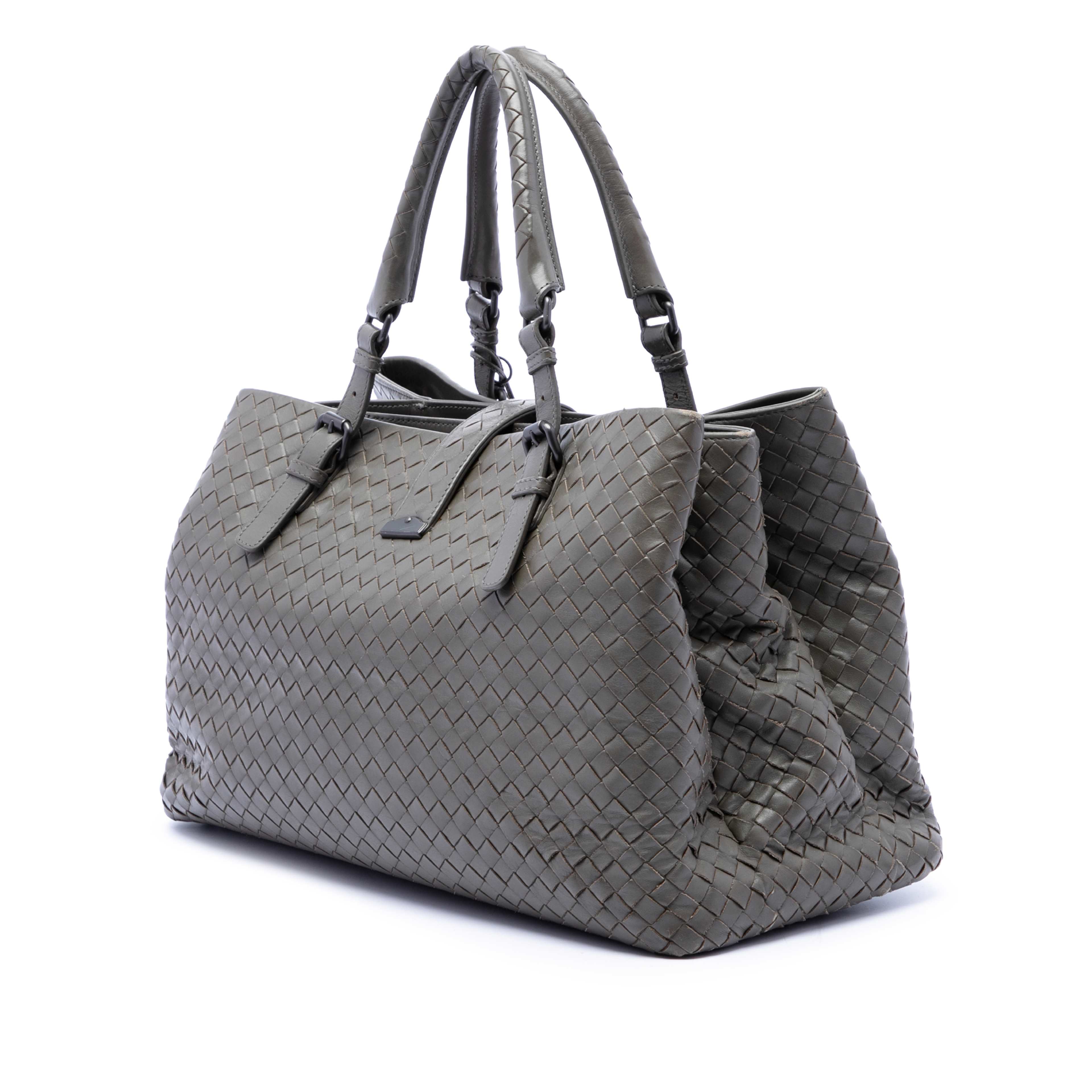Bottega Veneta Medium Nappa Intrecciato Roma Tote, från Luxclusif, i färgen grå. Klicka för att öppna bilden i stort format