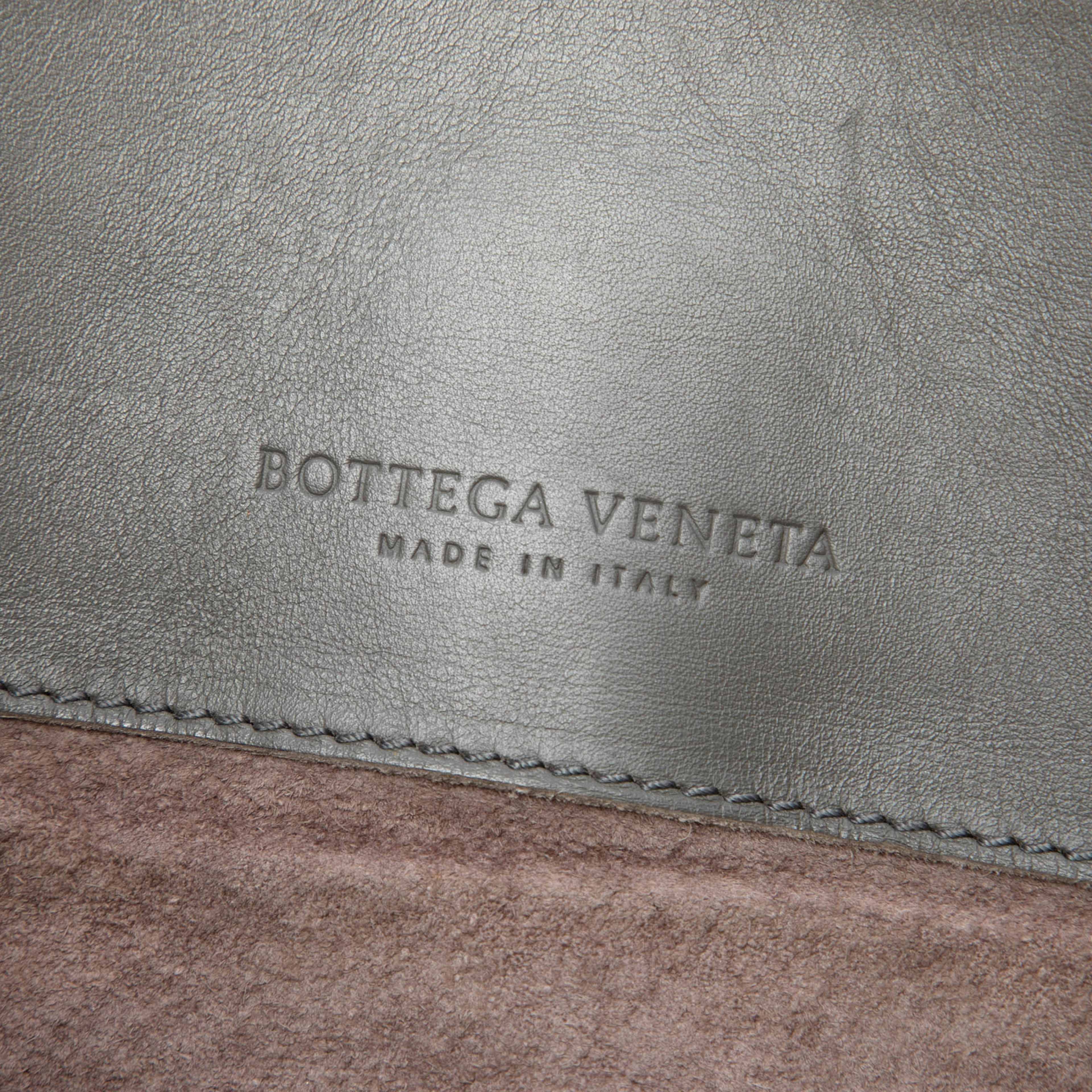 Bottega Veneta Medium Nappa Intrecciato Roma Tote, från Luxclusif, i färgen grå. Klicka för att öppna bilden i stort format