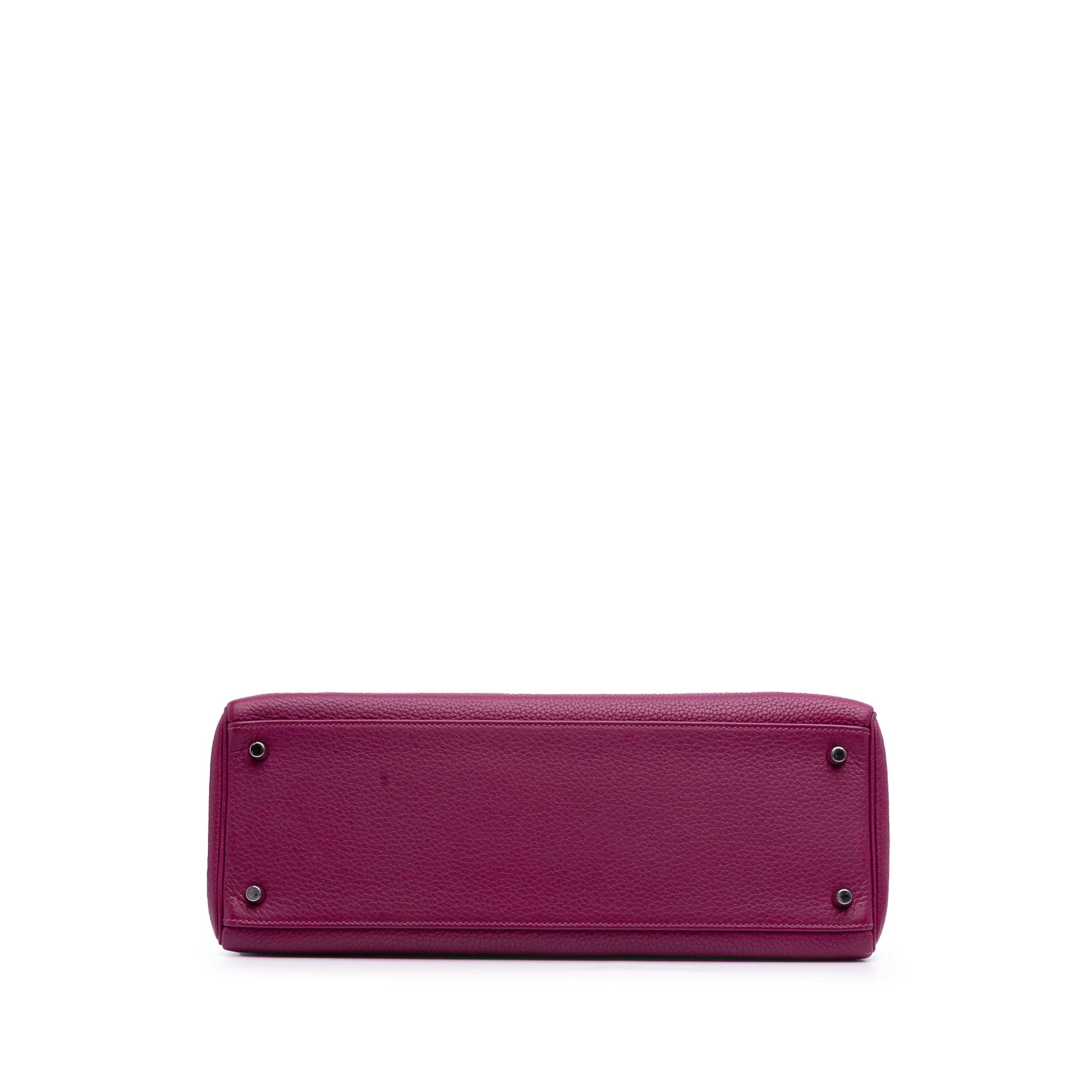 Hermès Togo Kelly Ii Retourne 35, från Luxclusif, i färgen magenta.