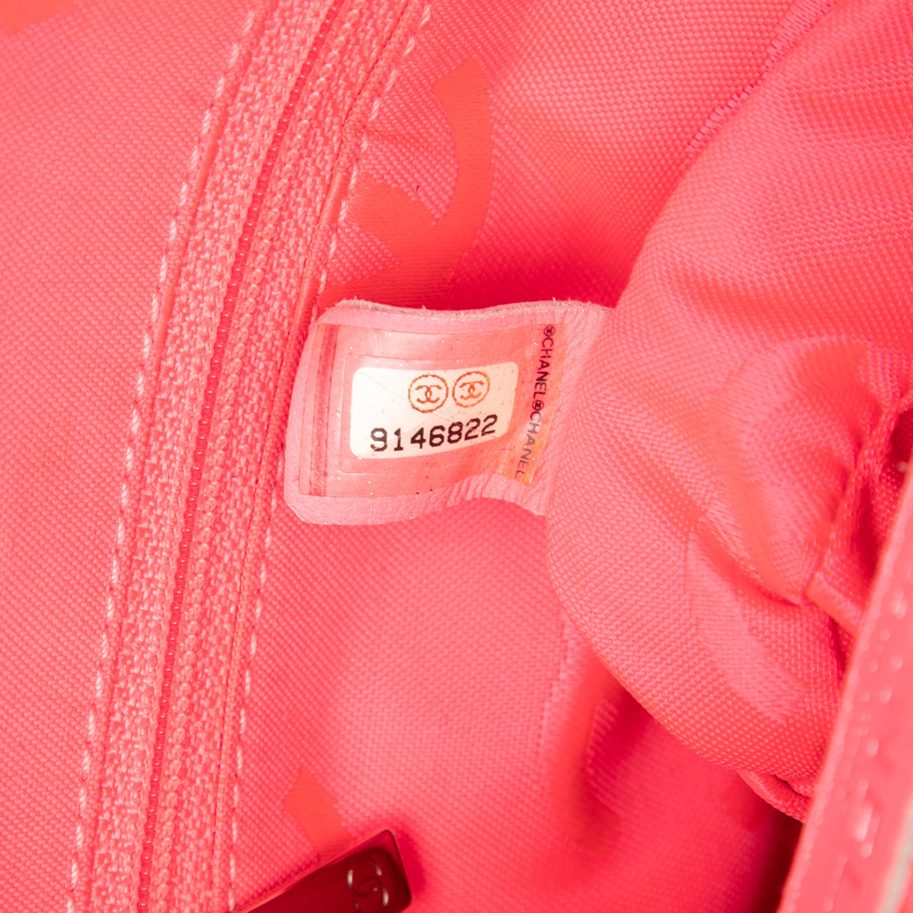 Chanel Quilted Lambskin Cambon Ligne Crossbody, från Luxclusif, i färgen black. Klicka för att öppna bilden i stort format