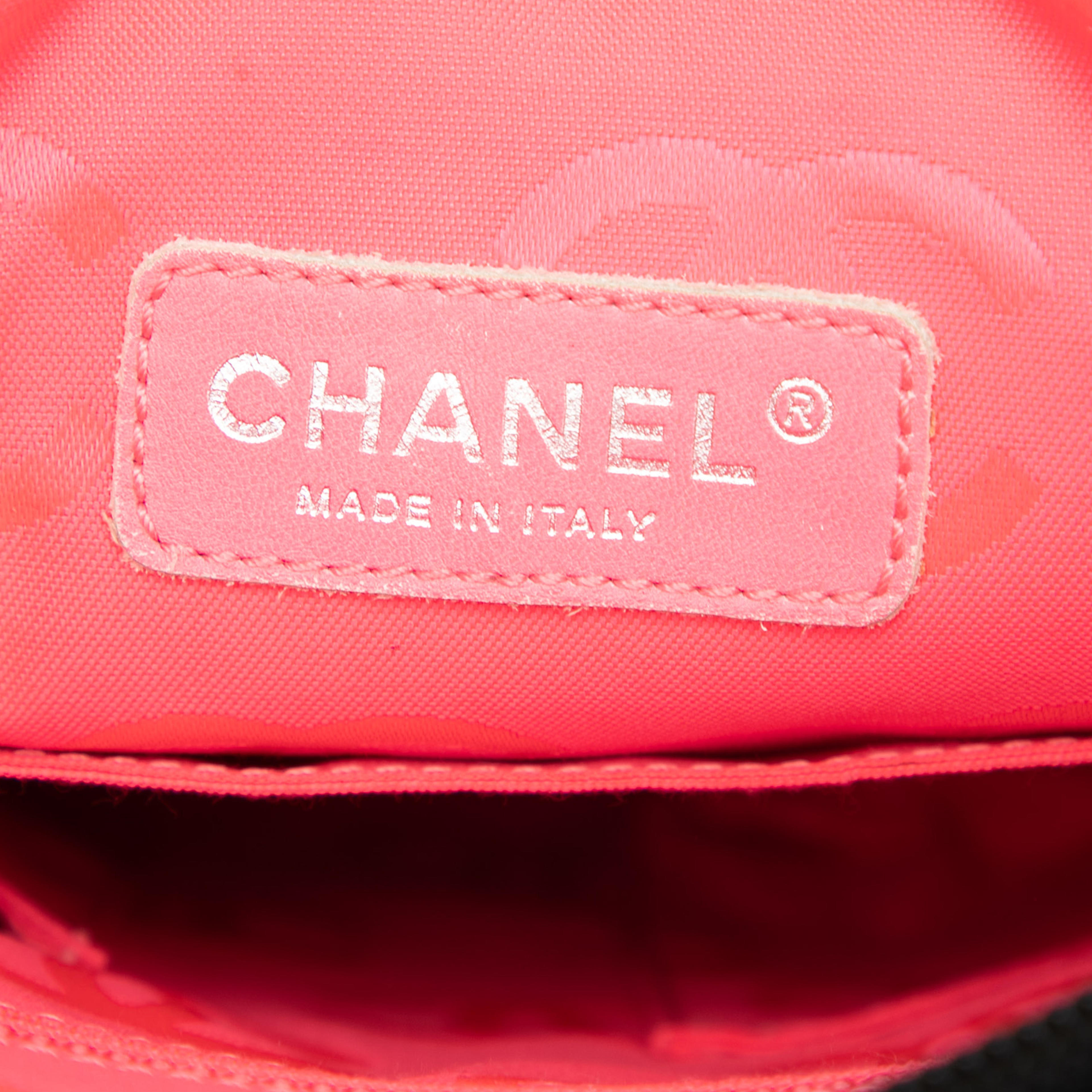 Chanel Quilted Lambskin Cambon Ligne Crossbody, från Luxclusif, i färgen black. Klicka för att öppna bilden i stort format