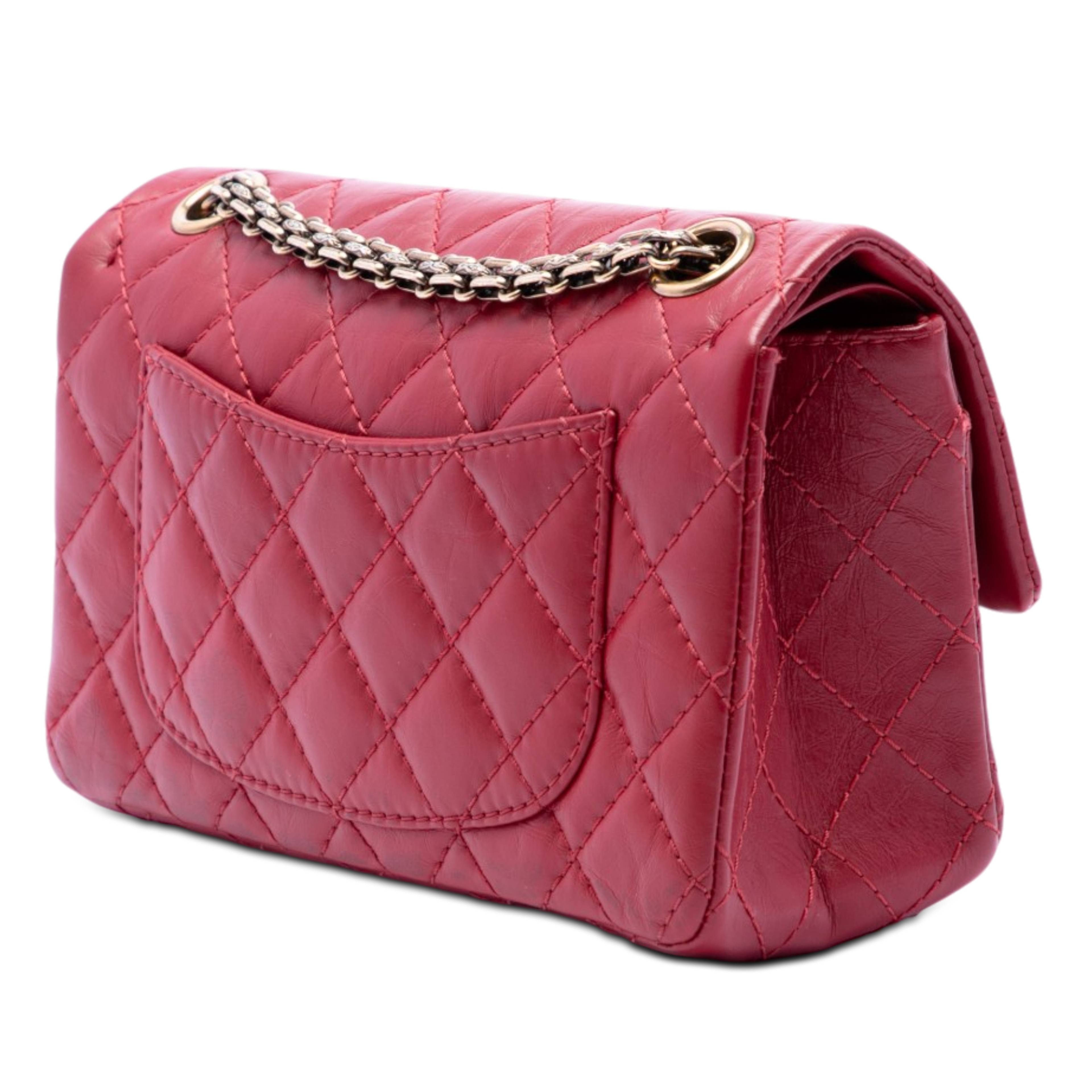 Chanel Quilted Aged Calfskin Reissue 2.55 Single Flap 224, från Luxclusif, i färgen röd. Klicka för att öppna bilden i stort format
