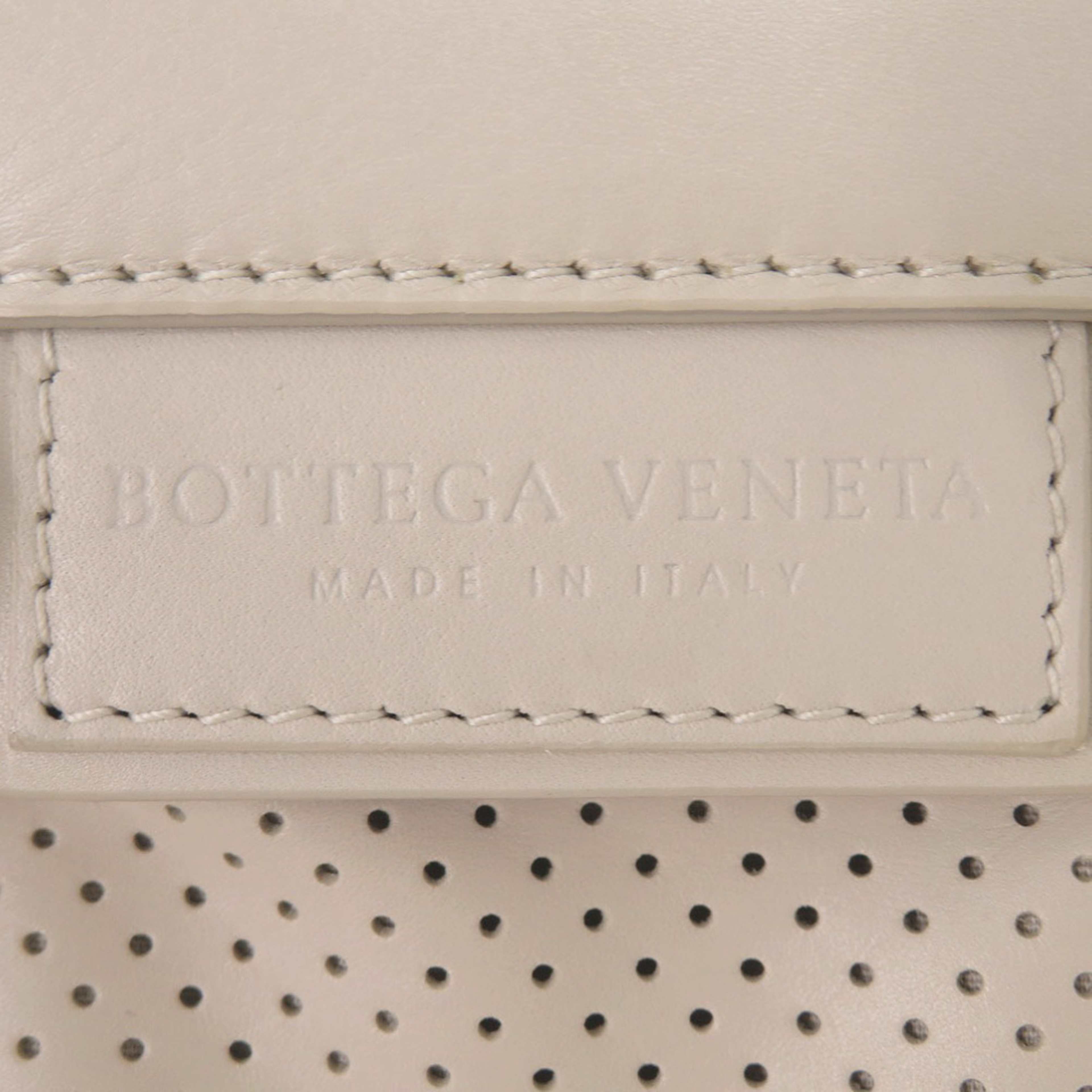 Bottega Veneta Perforated Calfskin Leggero Crossbody, från Luxclusif, i färgen vit. Klicka för att öppna bilden i stort format