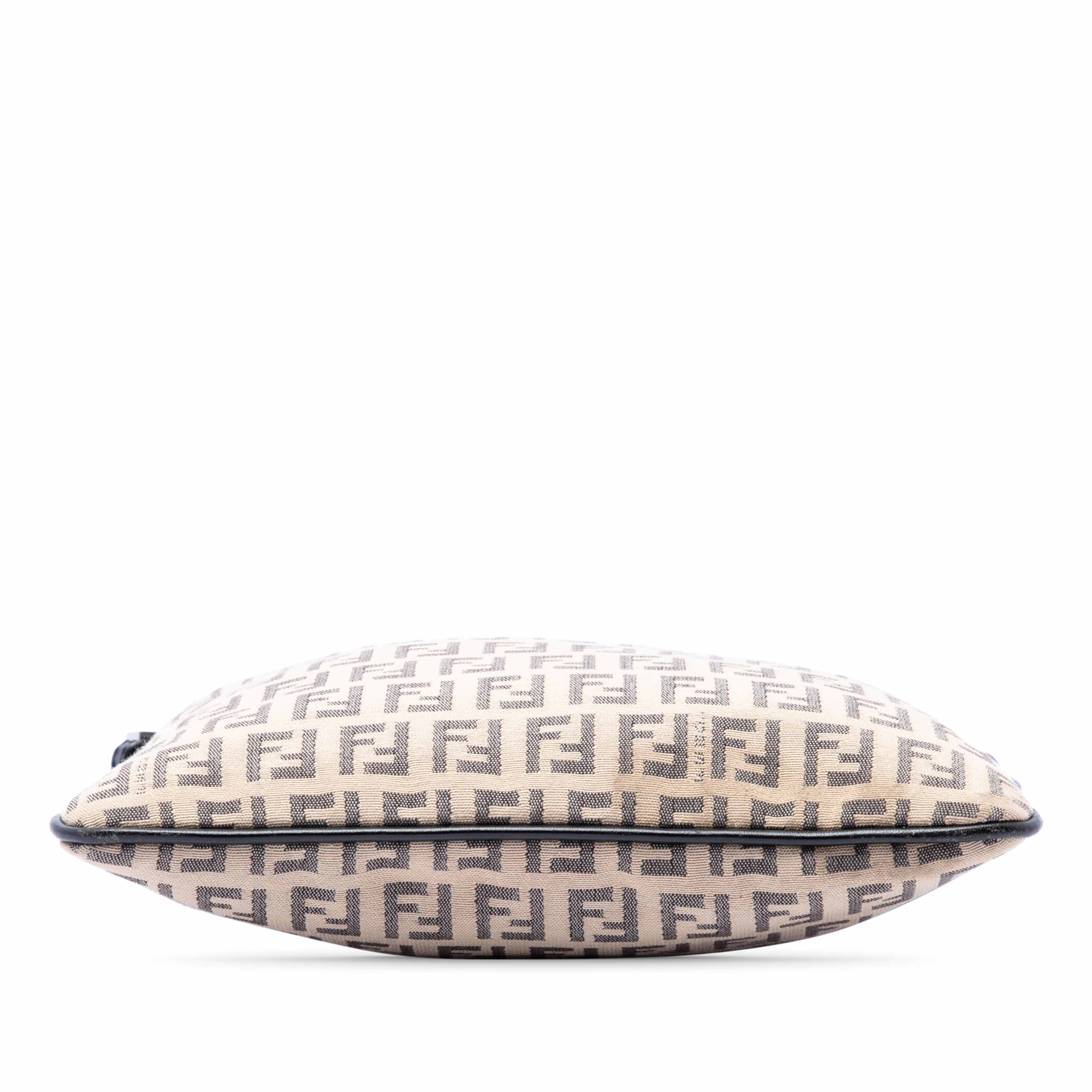 Fendi Zucchino Canvas Crossbody, från Luxclusif, i färgen beige. Klicka för att öppna bilden i stort format