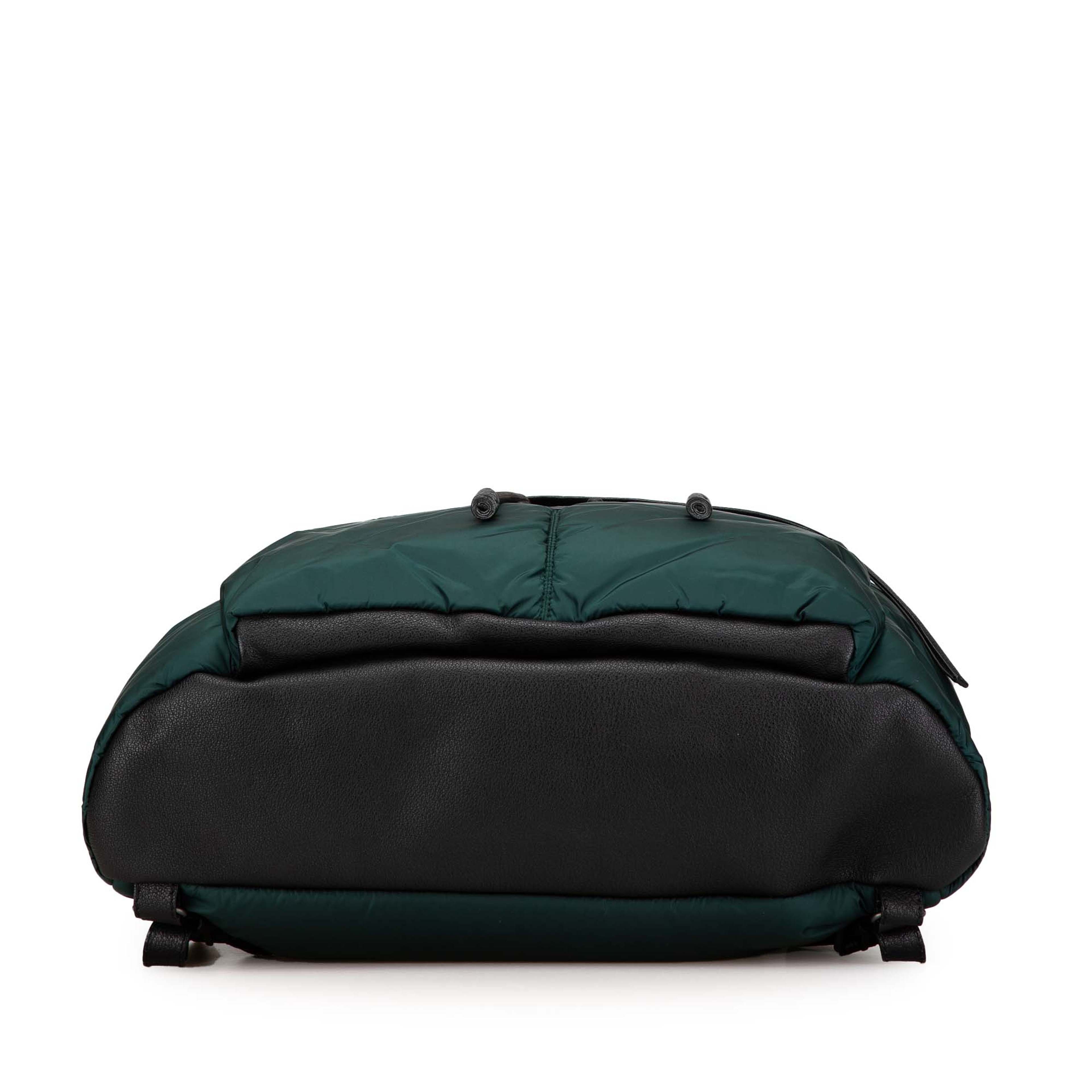 Balenciaga Nylon Motocross Classic Traveler Backpack, från Luxclusif, i färgen grön. Klicka för att öppna bilden i stort format