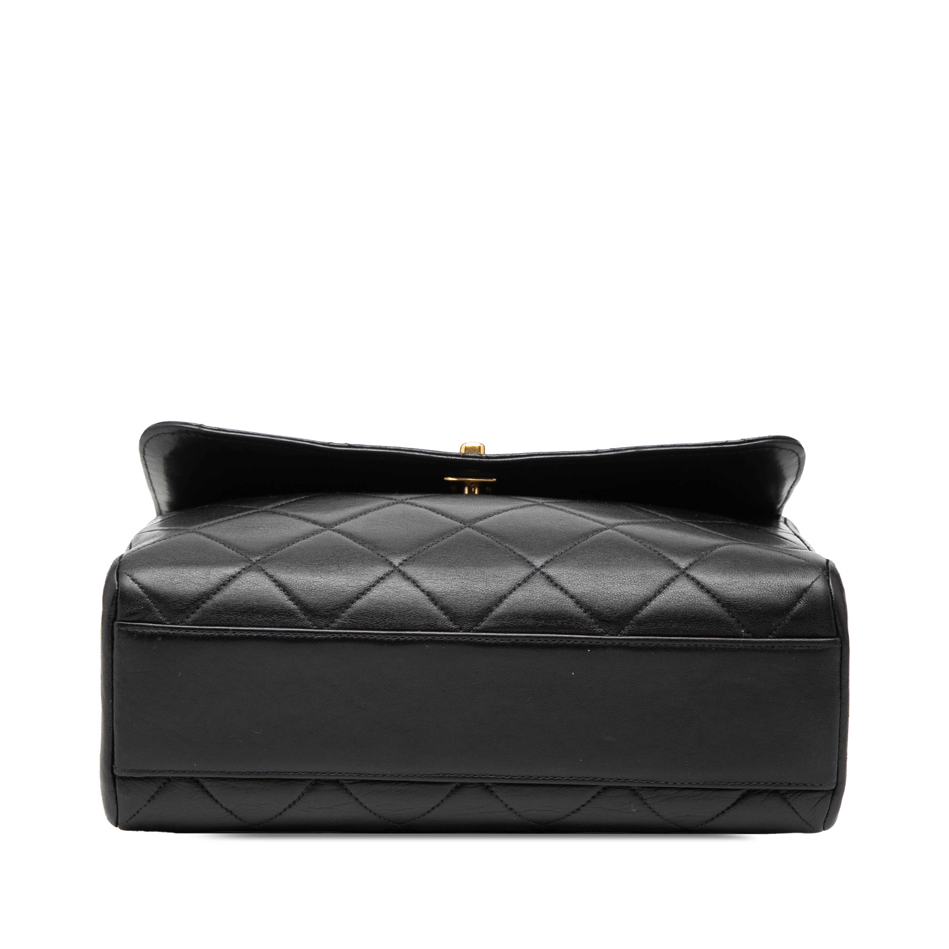 Chanel Cc Quilted Lambskin Single Flap, från Luxclusif, i färgen black. Klicka för att öppna bilden i stort format