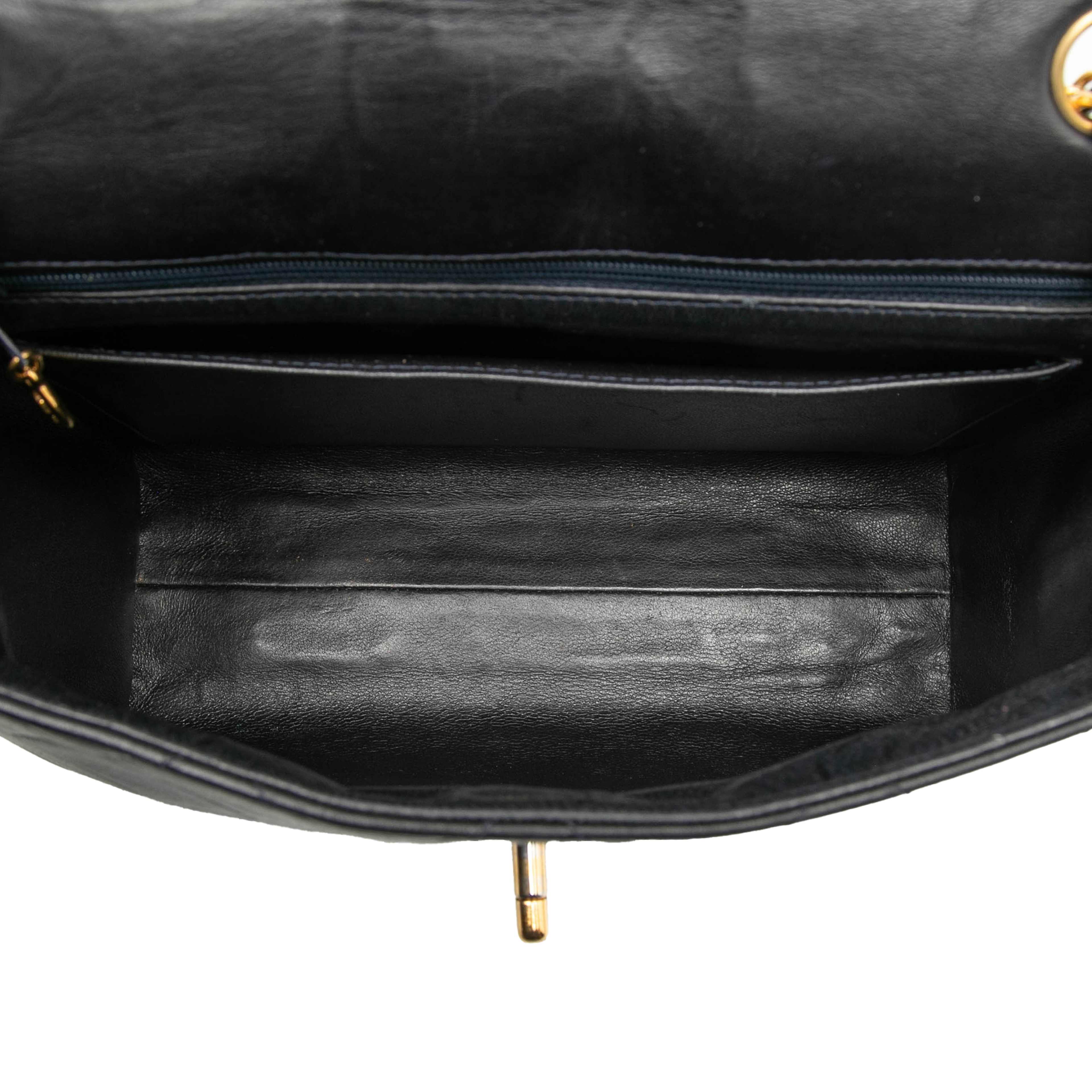 Chanel Cc Quilted Lambskin Single Flap, från Luxclusif, i färgen black. Klicka för att öppna bilden i stort format