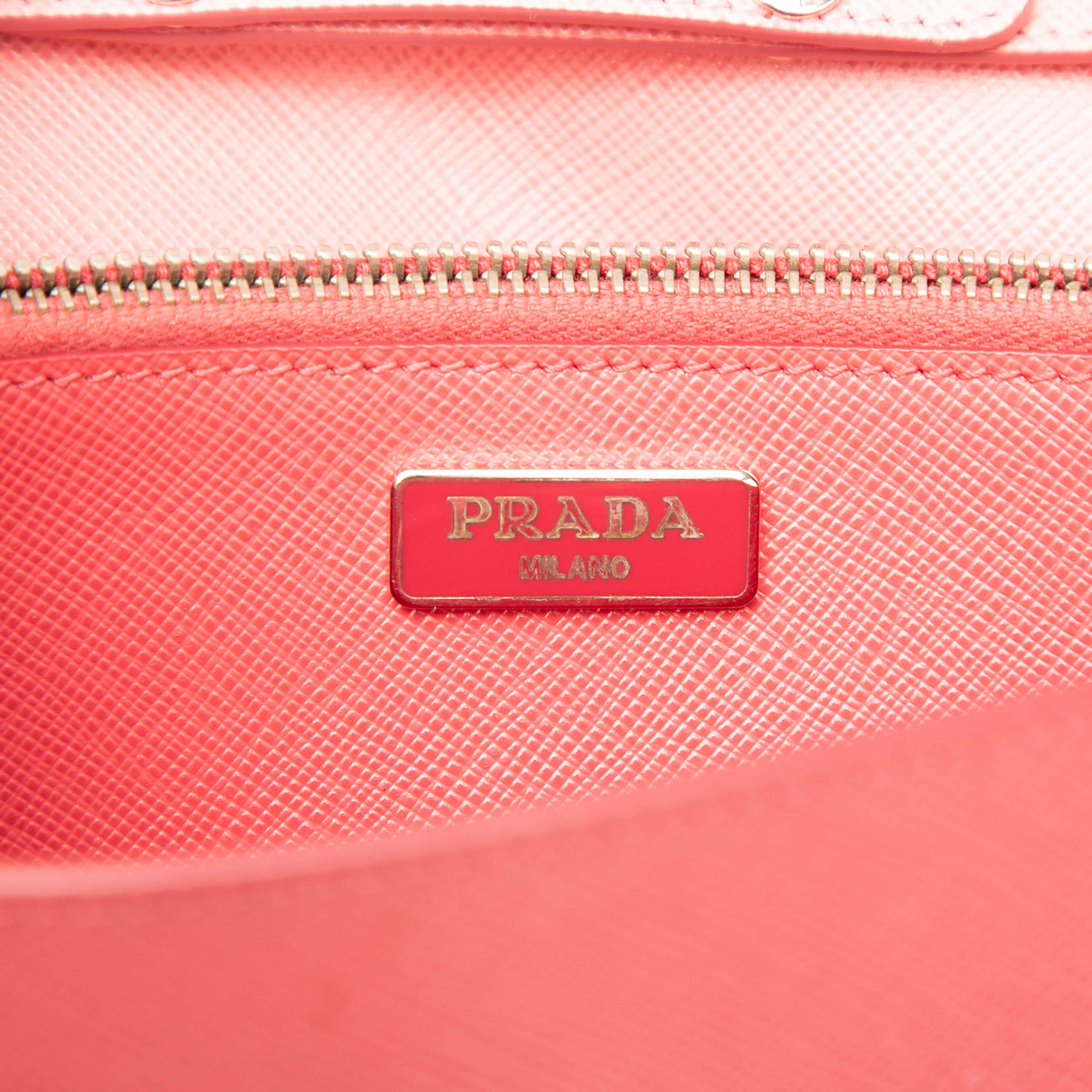 Prada Saffiano Turn Lock Wallet On Strap, från Luxclusif, i färgen salmon. Klicka för att öppna bilden i stort format