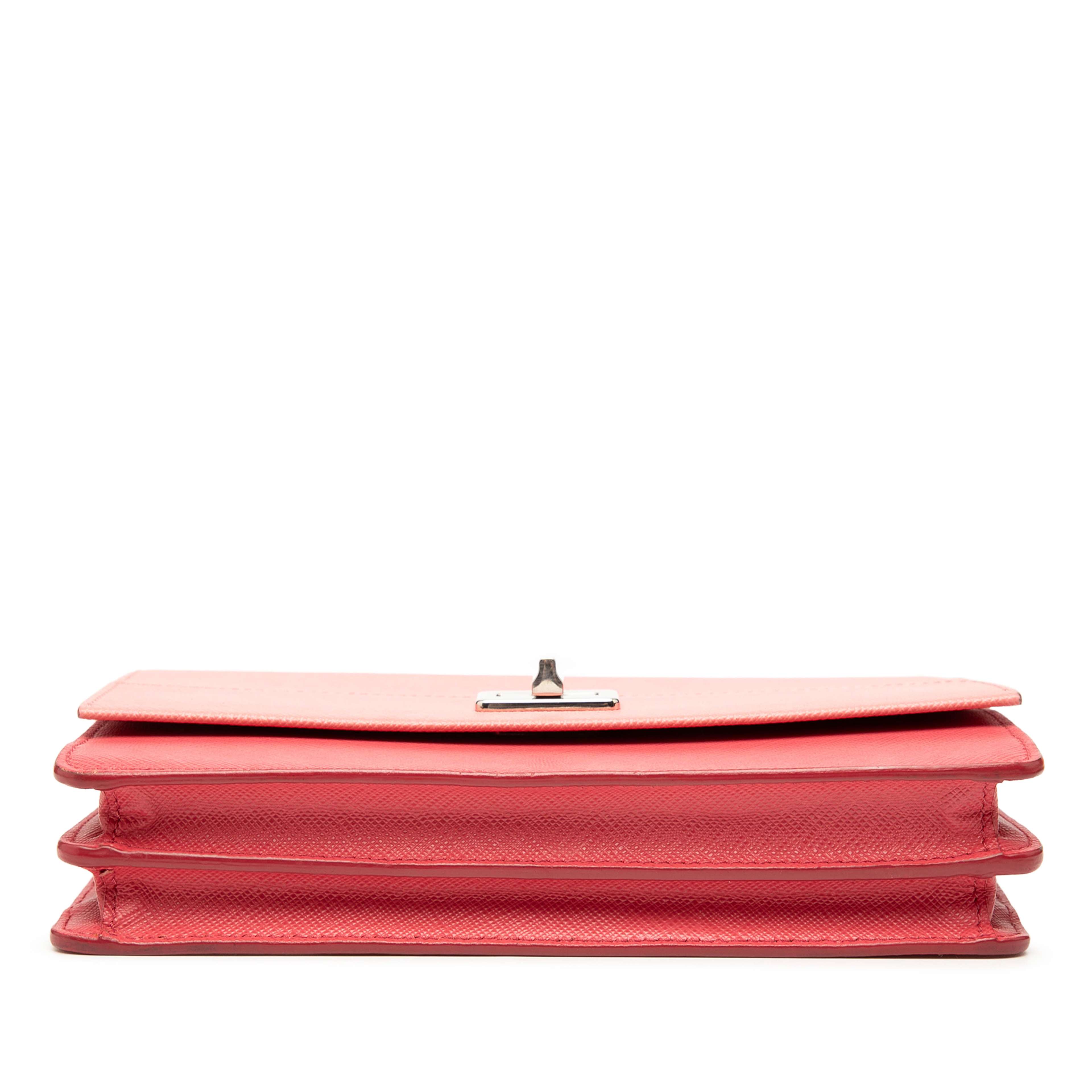 Prada Saffiano Turn Lock Wallet On Strap, från Luxclusif, i färgen salmon. Klicka för att öppna bilden i stort format