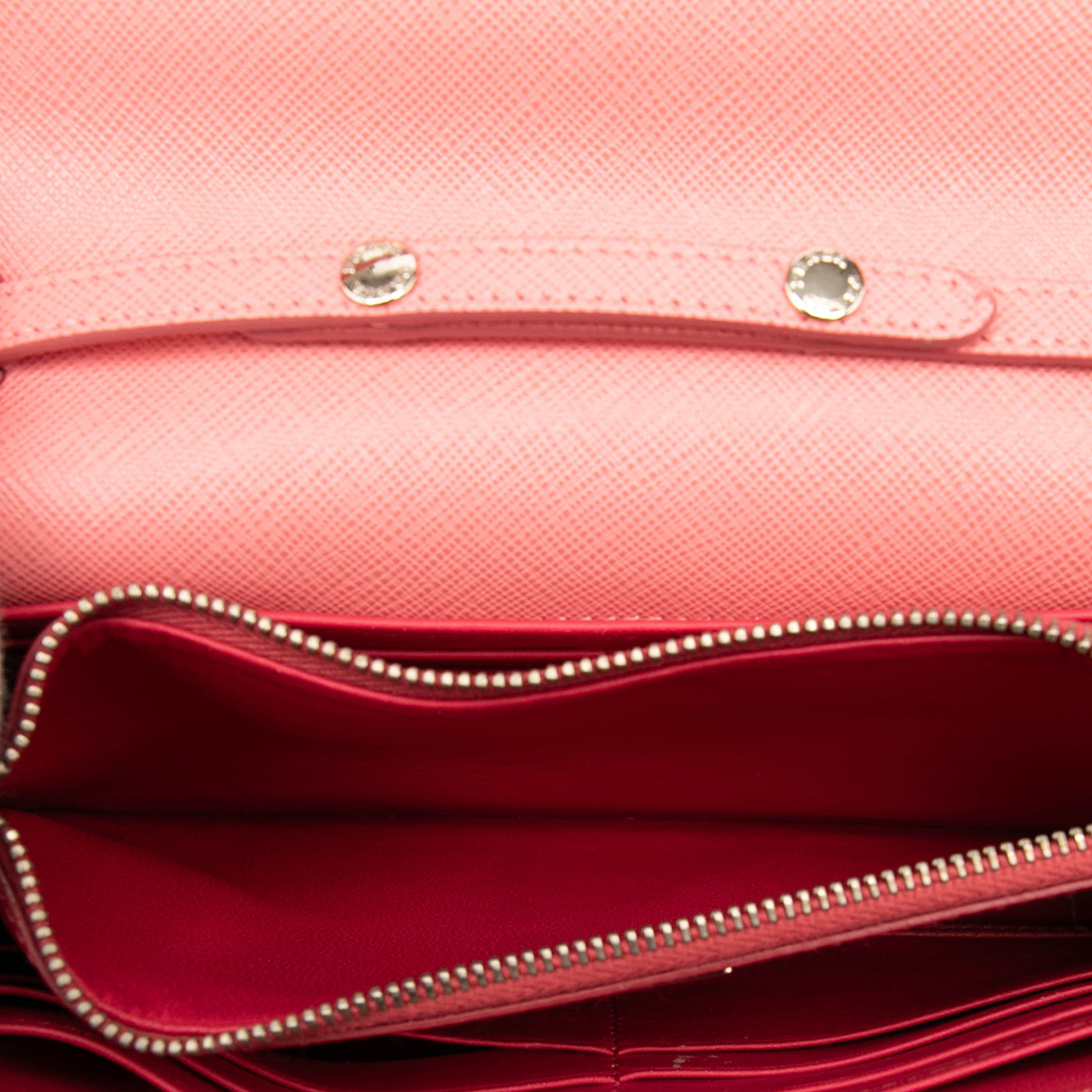 Prada Saffiano Turn Lock Wallet On Strap, från Luxclusif, i färgen salmon. Klicka för att öppna bilden i stort format