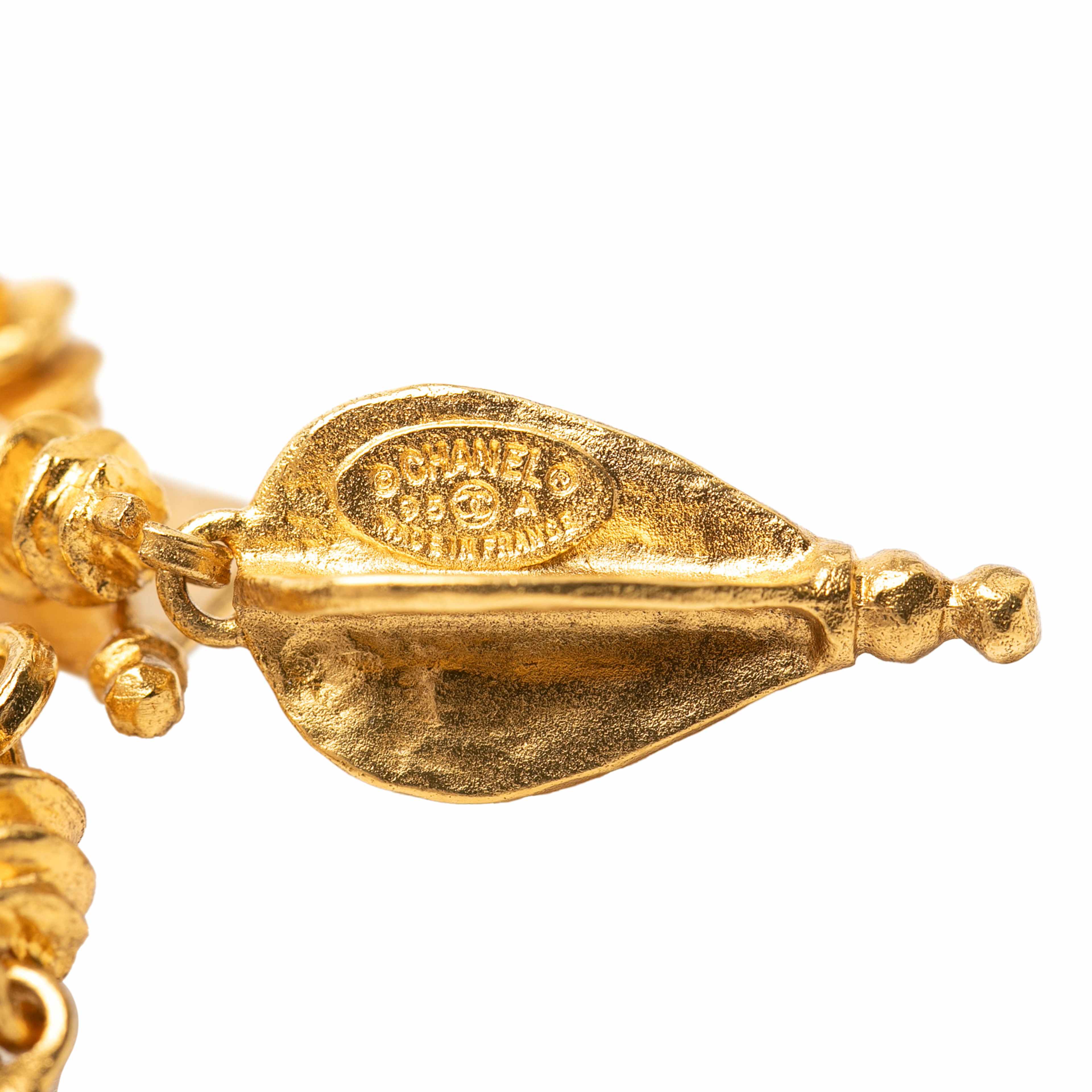 Chanel Cc Gold Plated Filigree Pin Brooch, från Luxclusif, i färgen guld. Klicka för att öppna bilden i stort format