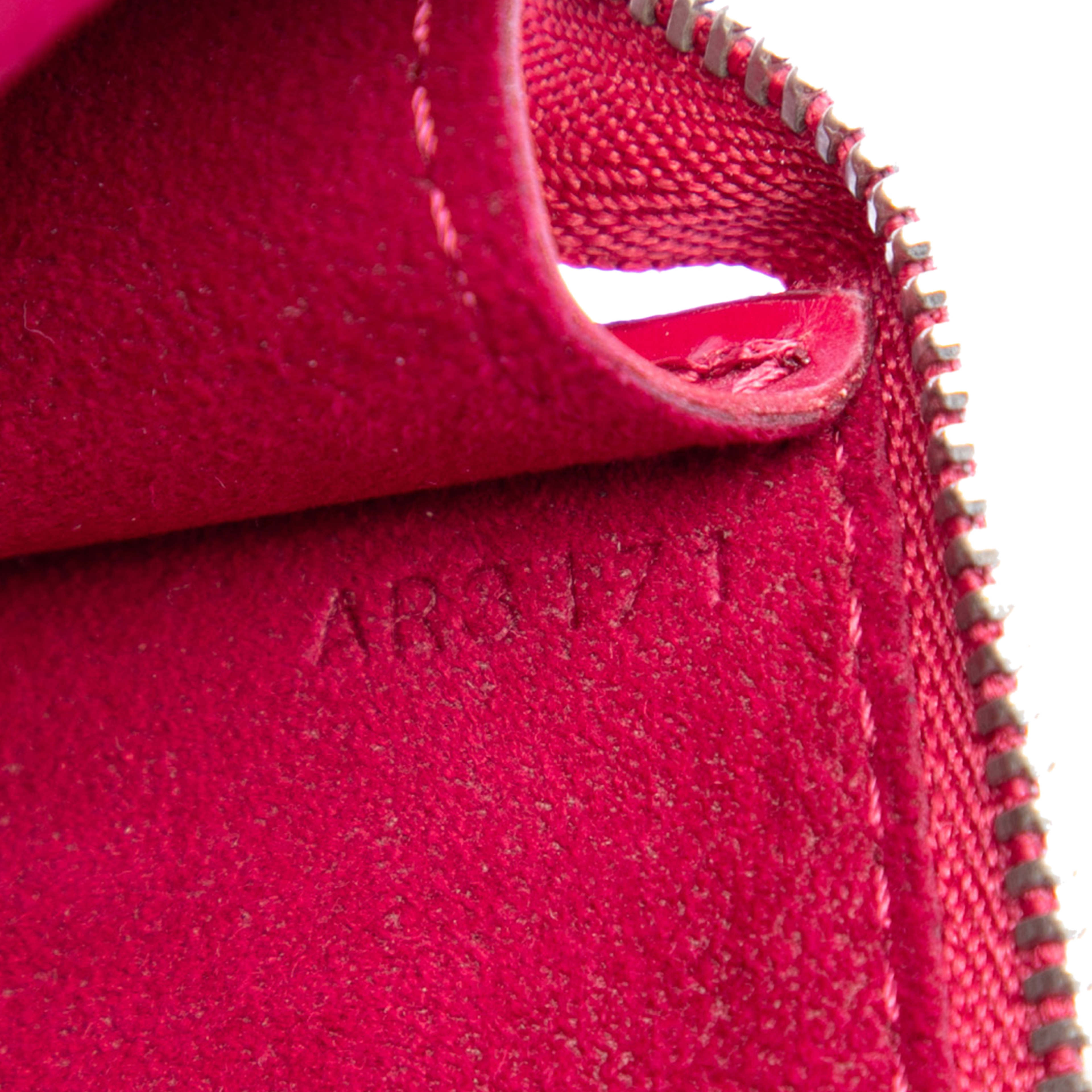 Louis Vuitton Epi Pochette Accessoires, från Luxclusif, i färgen red. Klicka för att öppna bilden i stort format