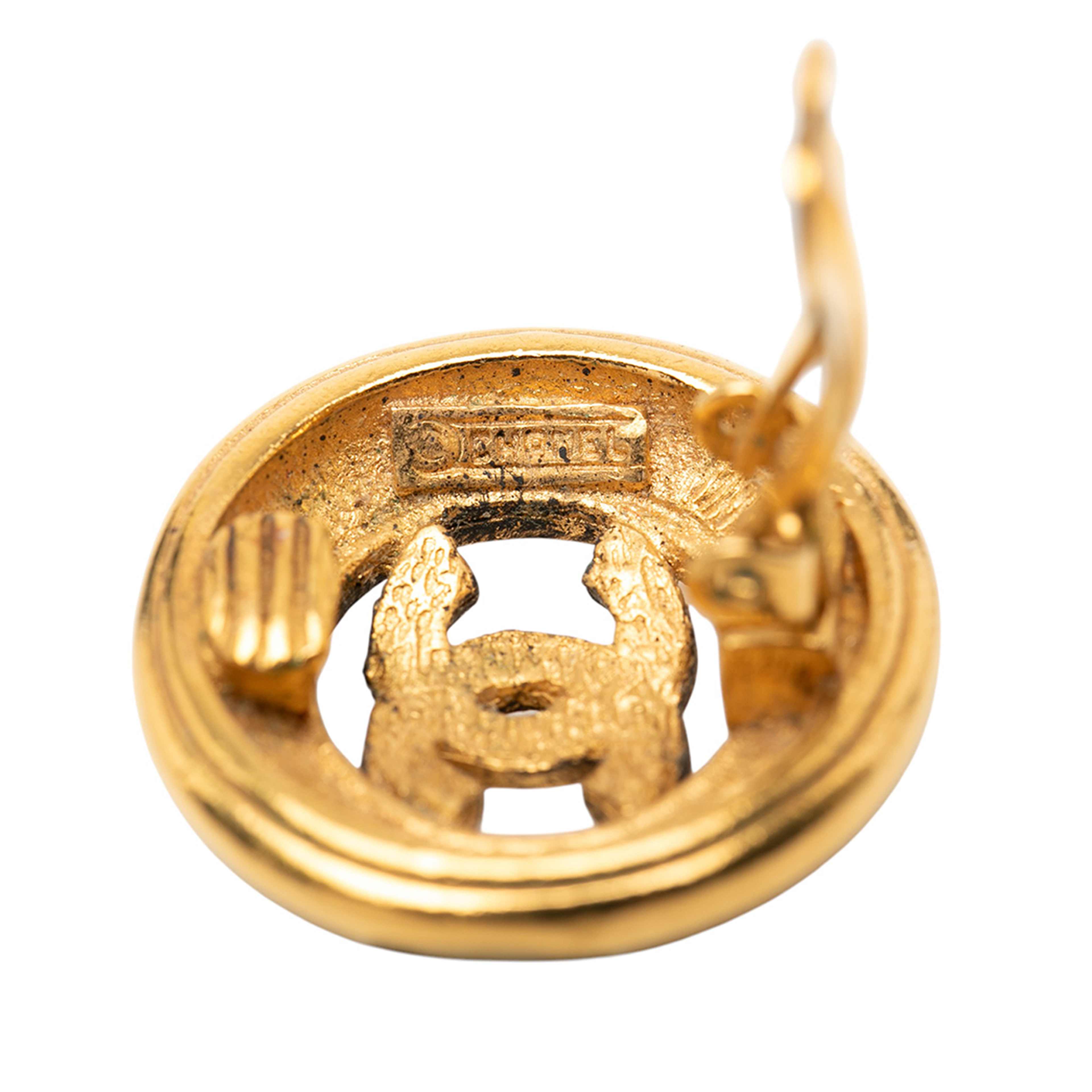Chanel Cc Gold Plated Round Clip On Earrings, från Luxclusif, i färgen guld. Klicka för att öppna bilden i stort format