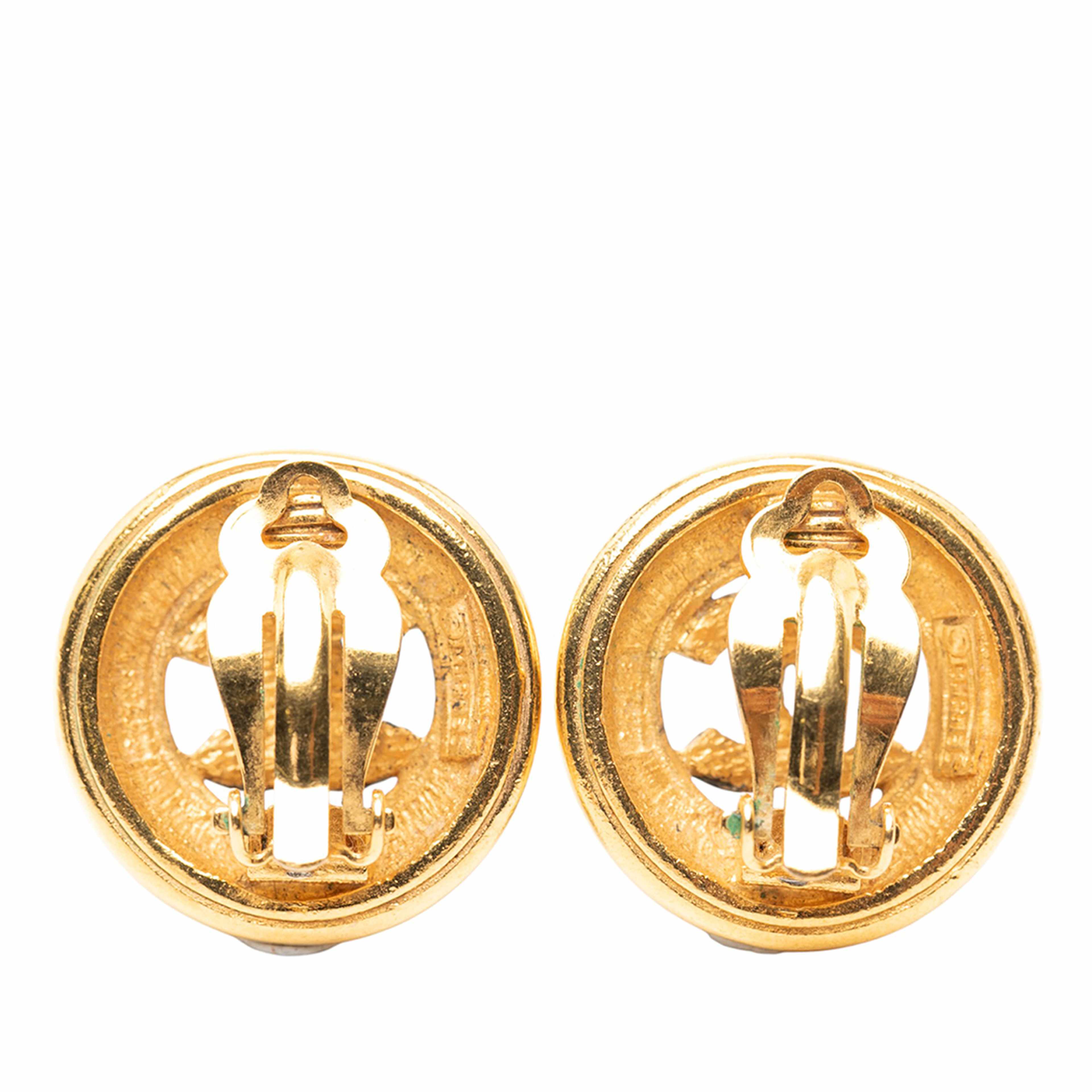 Chanel Cc Gold Plated Round Clip On Earrings, från Luxclusif, i färgen guld. Klicka för att öppna bilden i stort format