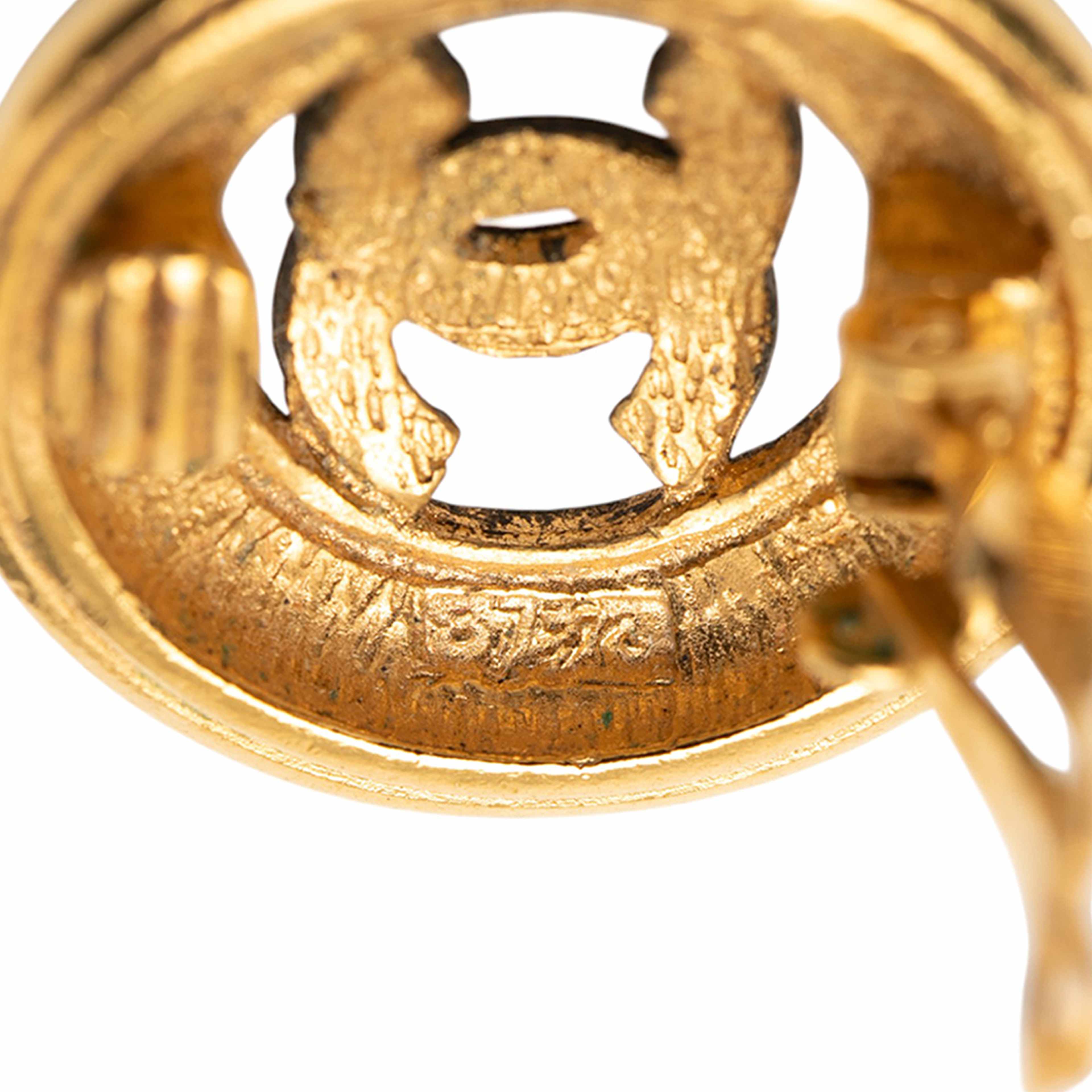 Chanel Cc Gold Plated Round Clip On Earrings, från Luxclusif, i färgen gold. Klicka för att öppna bilden i stort format