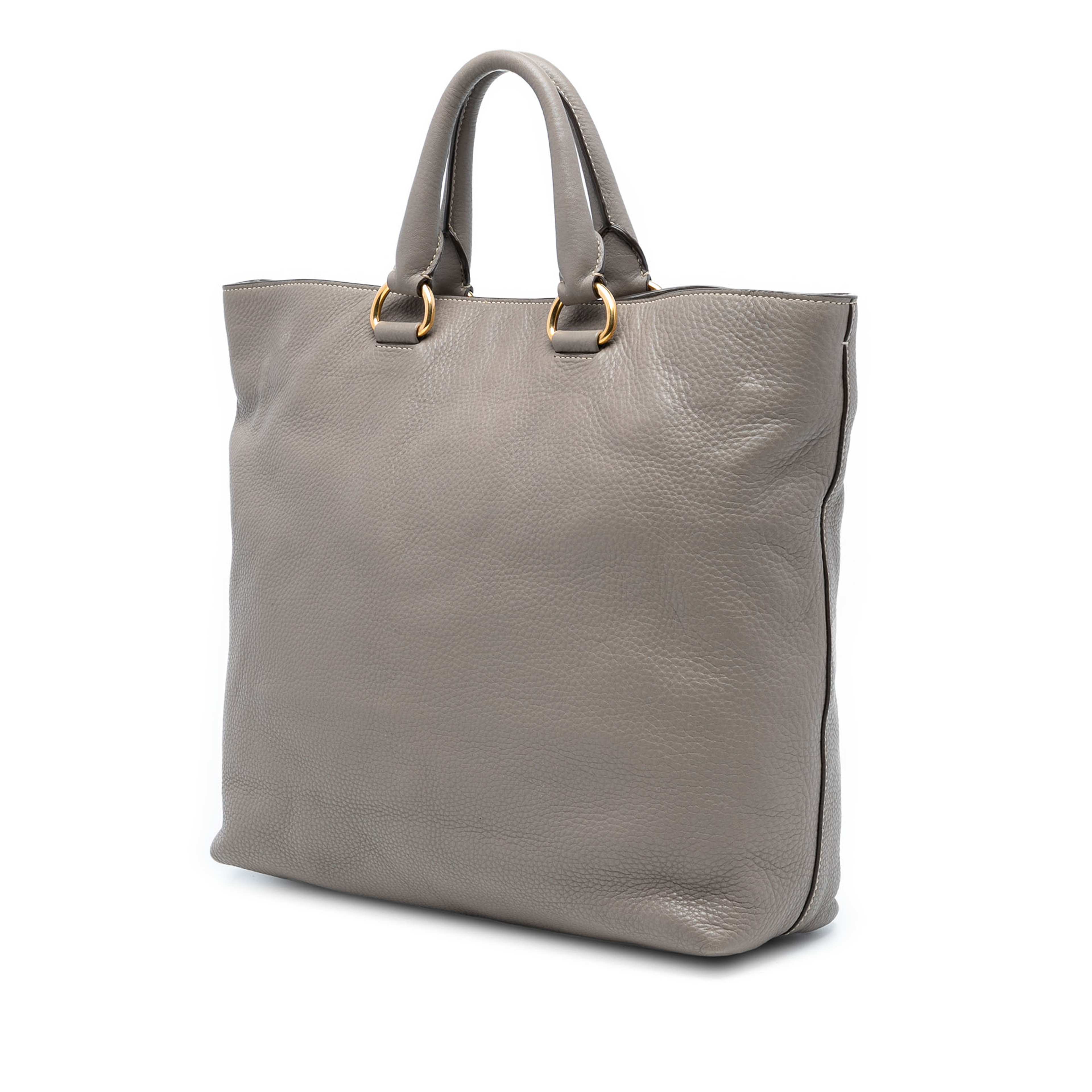 Prada Vitello Daino Open Convertible Tote, från Luxclusif, i färgen gray. Klicka för att öppna bilden i stort format