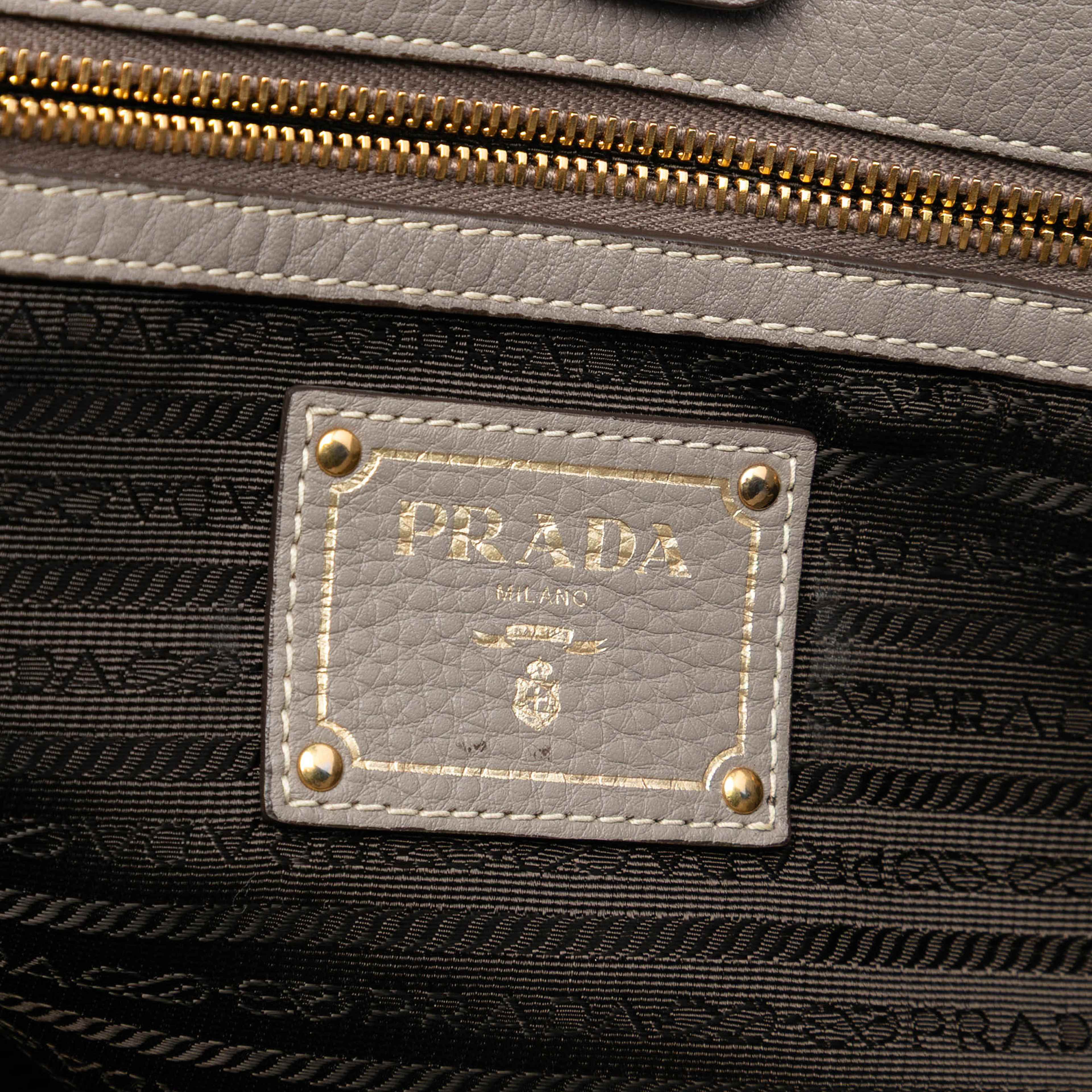 Prada Vitello Daino Open Convertible Tote, från Luxclusif, i färgen gray. Klicka för att öppna bilden i stort format