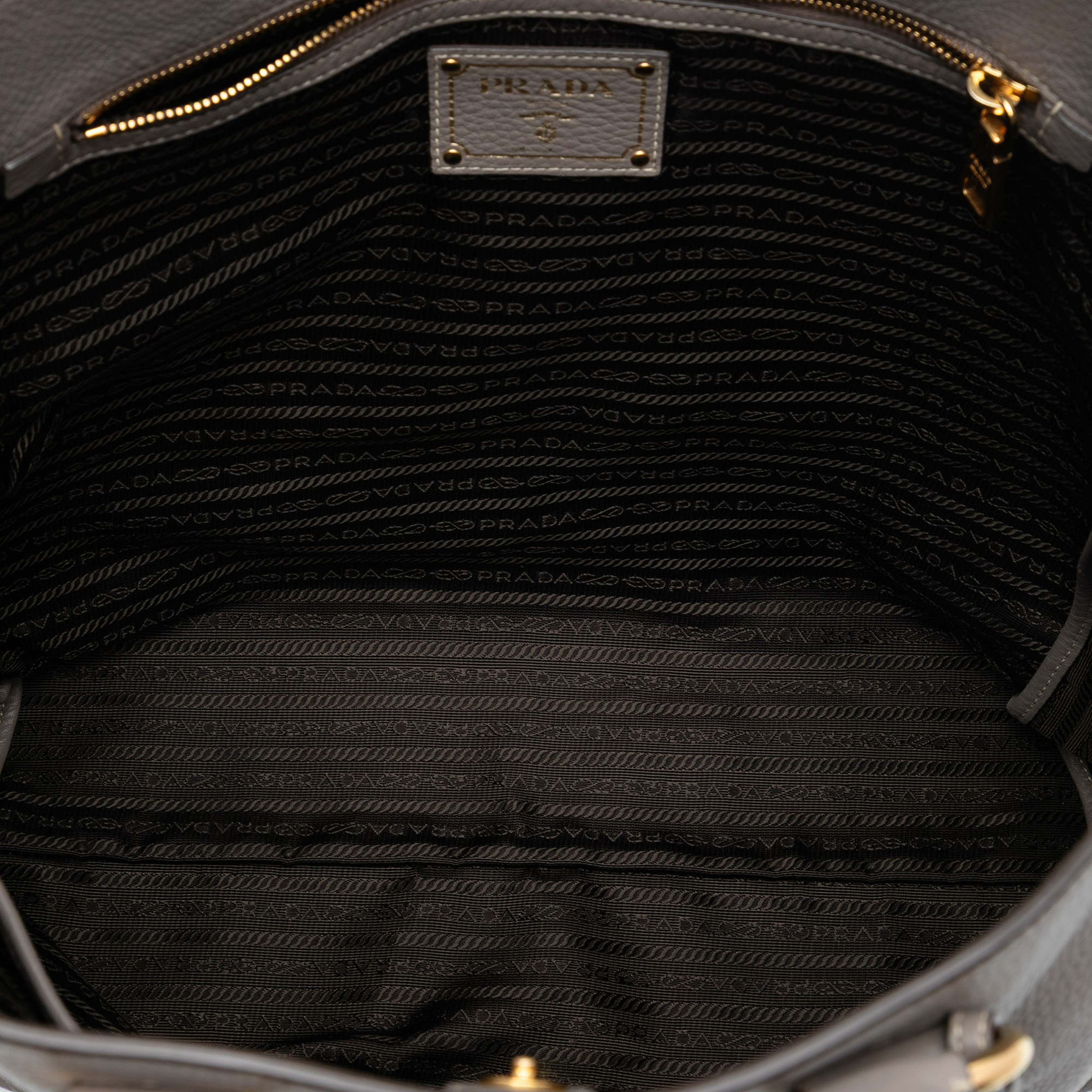 Prada Vitello Daino Open Convertible Tote, från Luxclusif, i färgen gray. Klicka för att öppna bilden i stort format