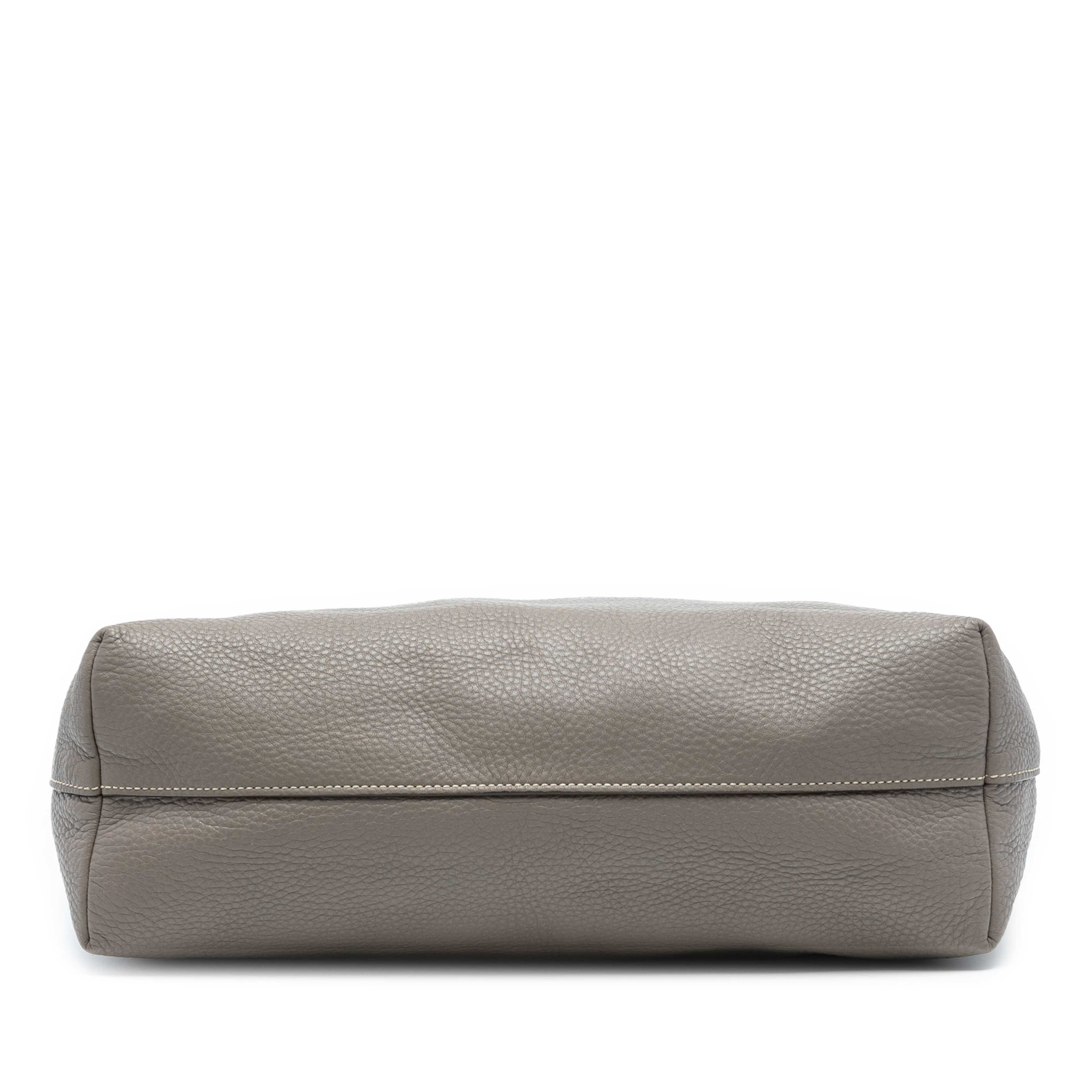 Prada Vitello Daino Open Convertible Tote, från Luxclusif, i färgen gray. Klicka för att öppna bilden i stort format