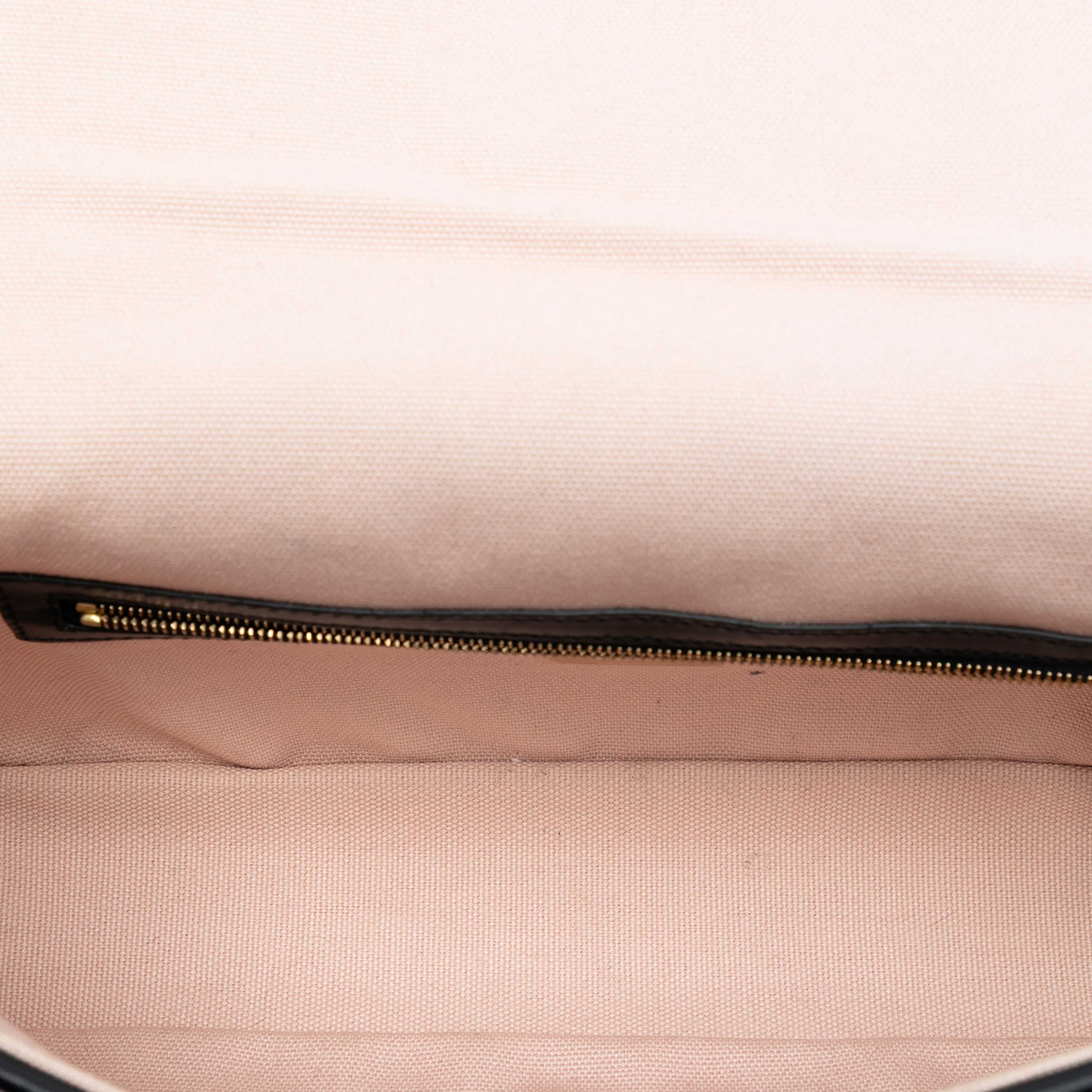 Fendi Zucca Embroidered Canvas Baguette Satchel, från Luxclusif, i färgen light pink. Klicka för att öppna bilden i stort format