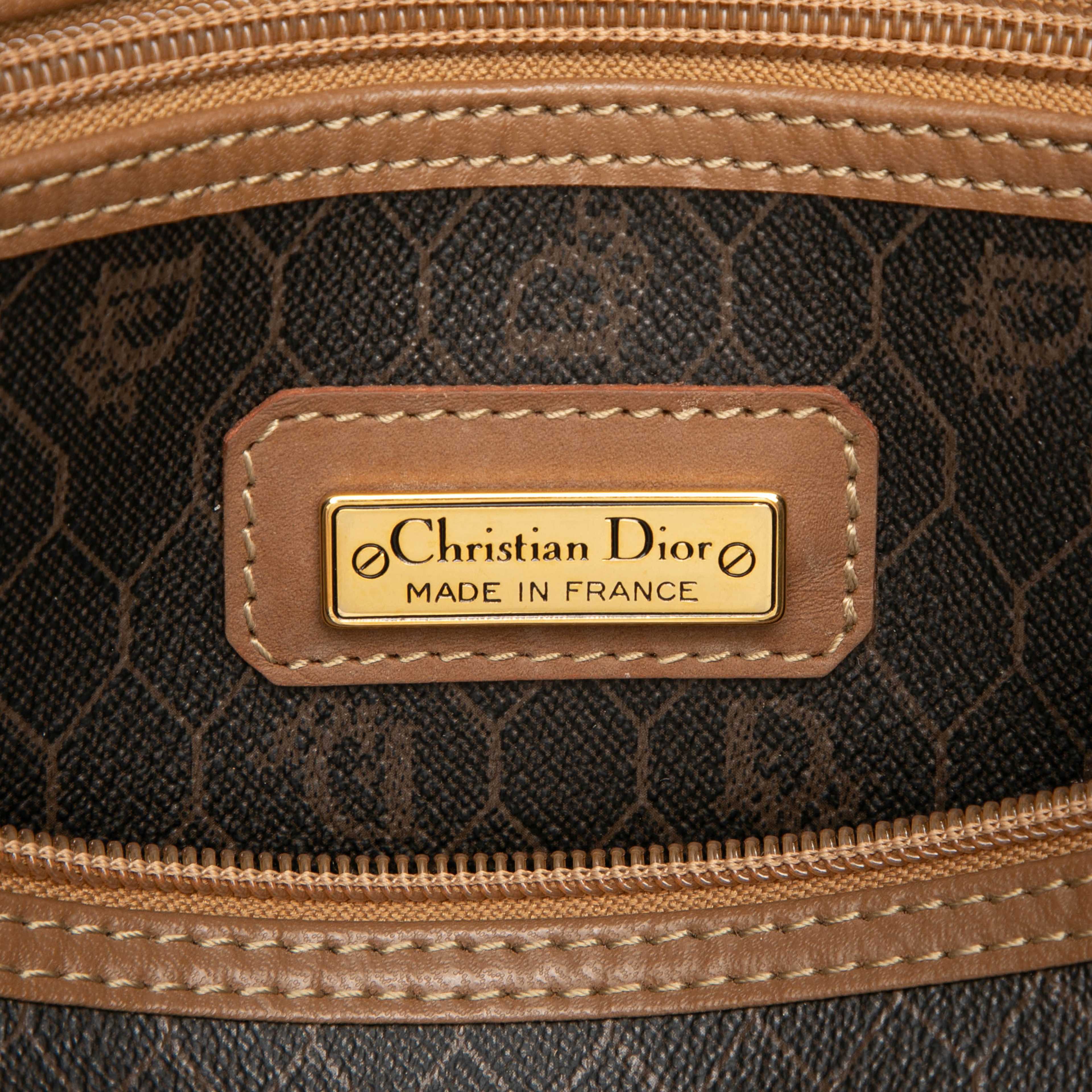 Dior Honeycomb Coated Canvas Boston Bag, från Luxclusif, i färgen svart. Klicka för att öppna bilden i stort format