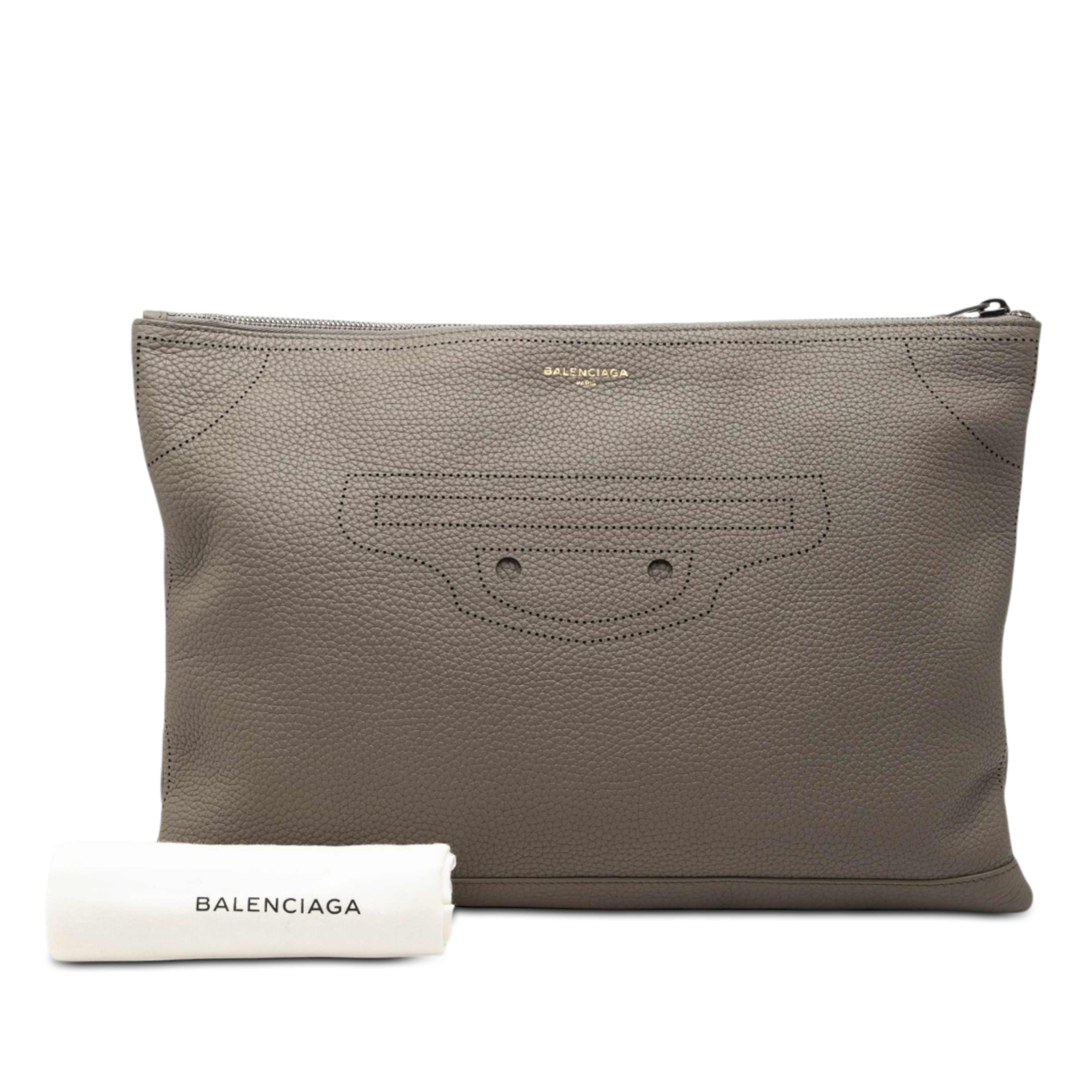 Balenciaga Calfskin Motocross Blackout Clutch, från Luxclusif, i färgen brun. Klicka för att öppna bilden i stort format