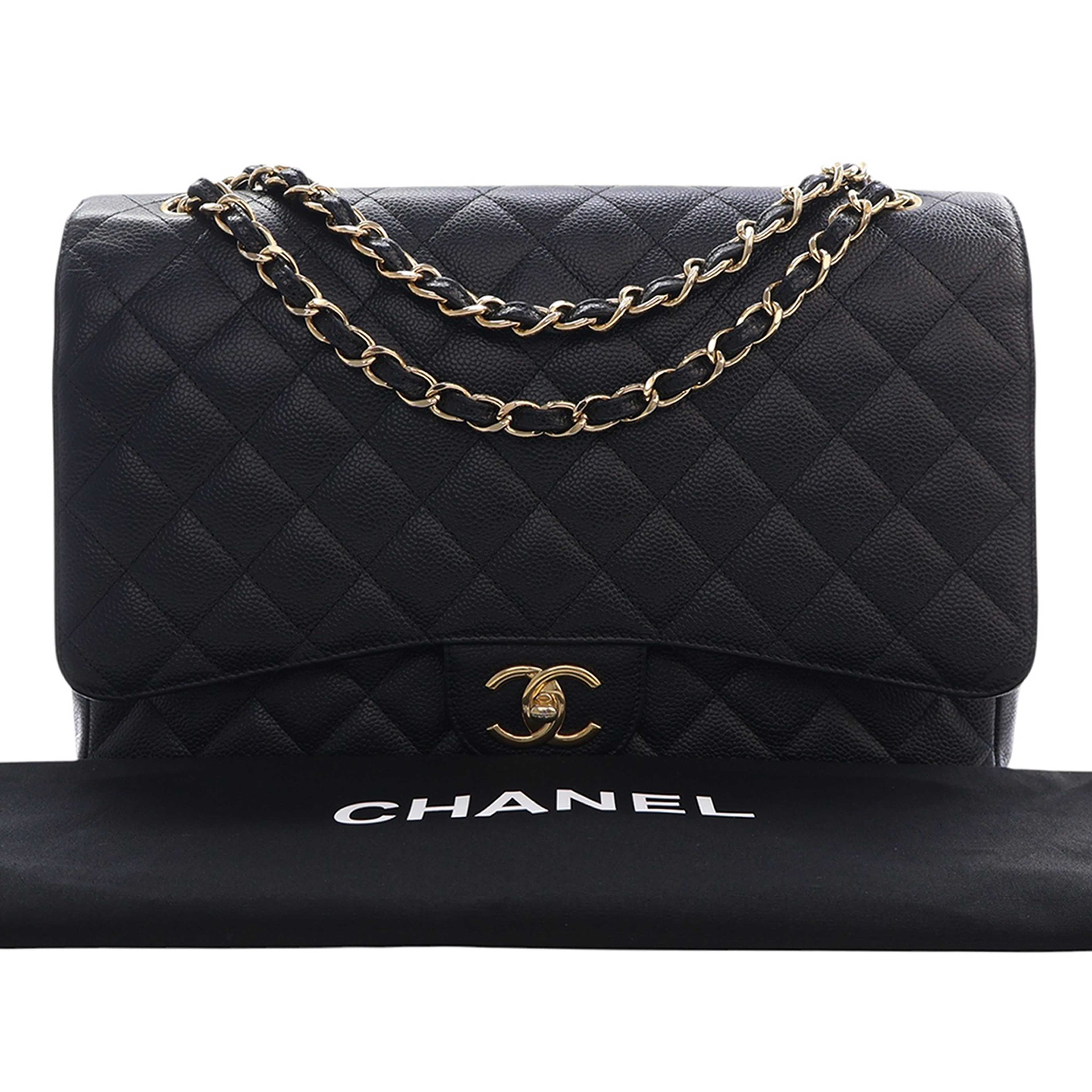 Chanel Maxi Classic Caviar Double Flap, från Luxclusif, i färgen svart. Klicka för att öppna bilden i stort format