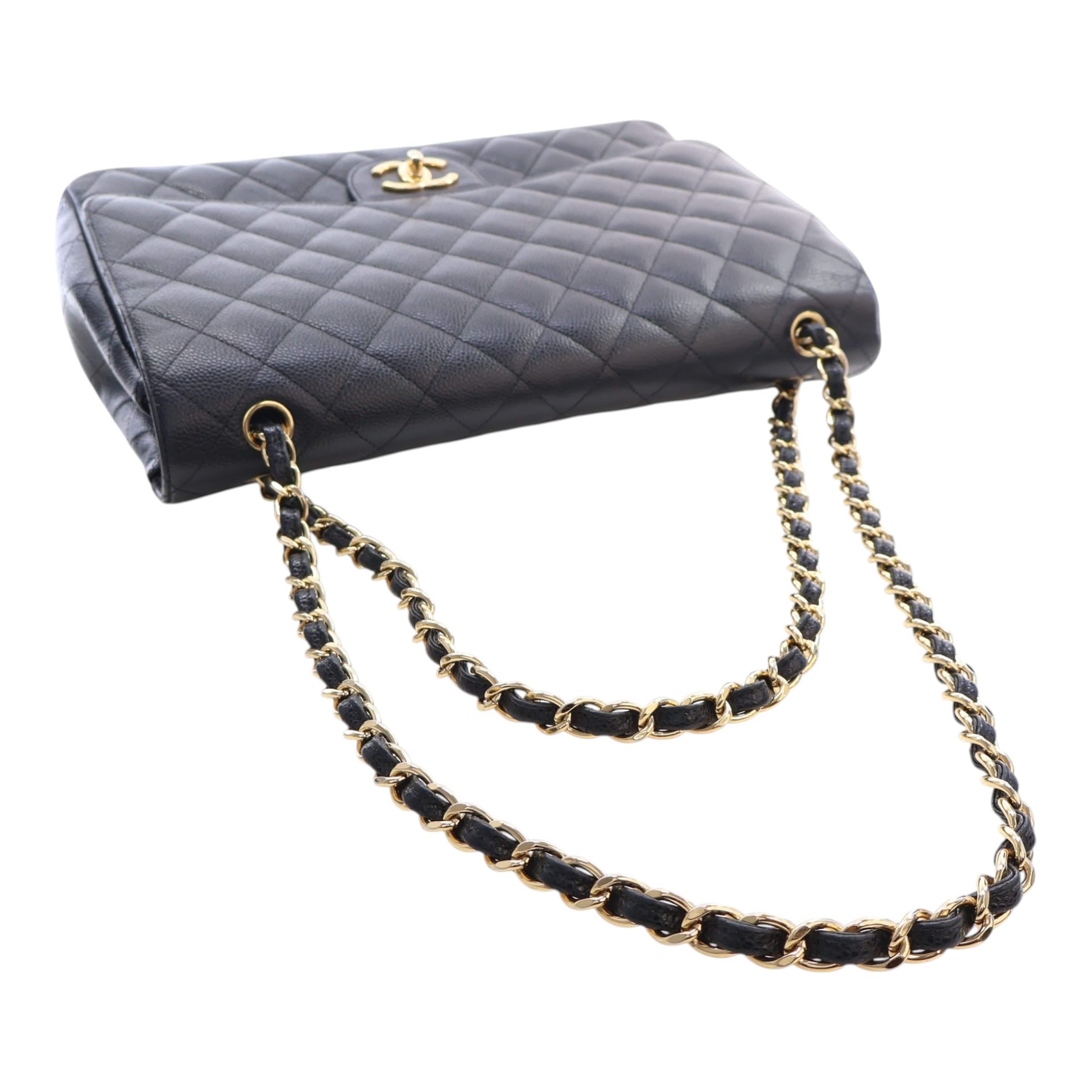 Chanel Maxi Classic Caviar Double Flap, från Luxclusif, i färgen svart. Klicka för att öppna bilden i stort format