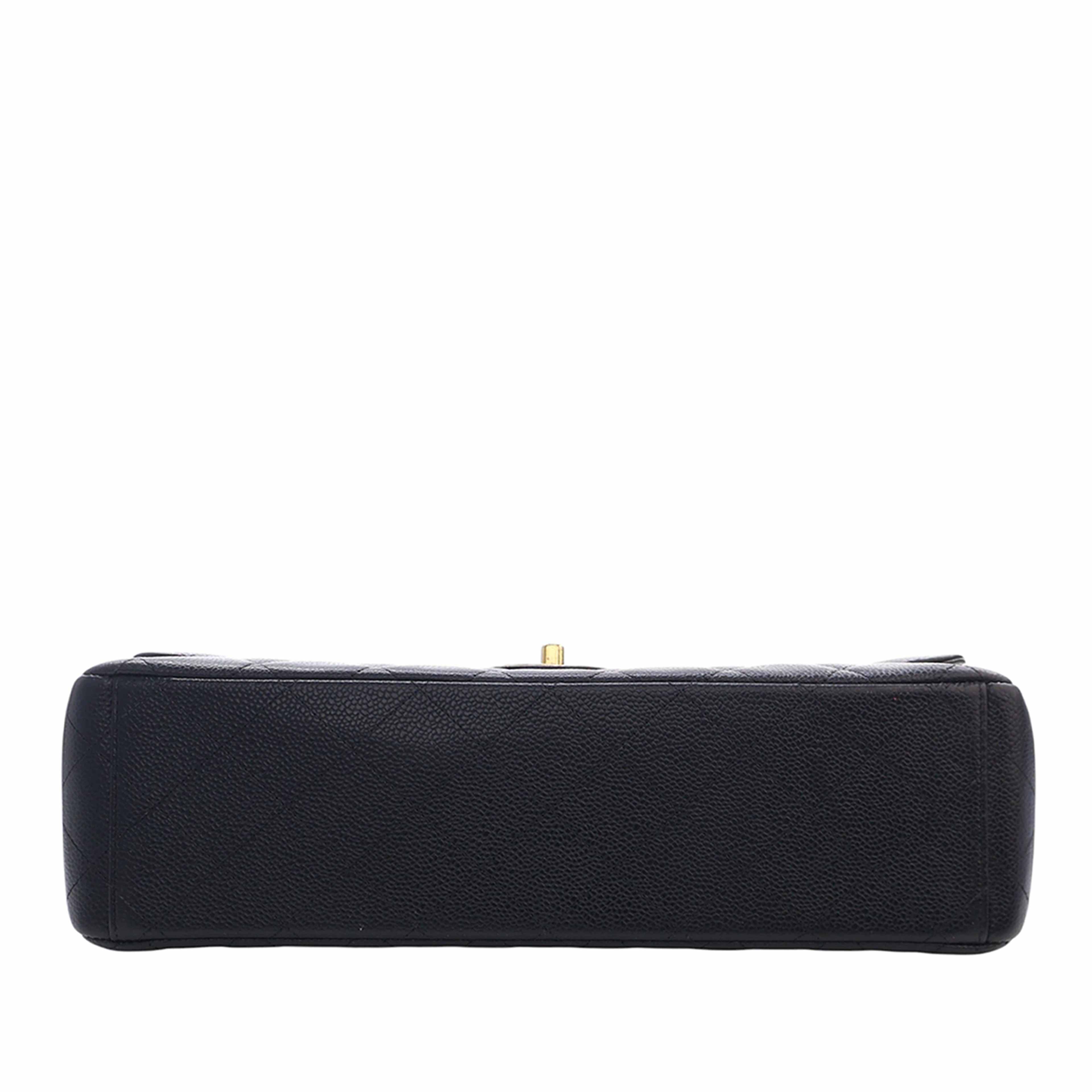 Chanel Maxi Classic Caviar Double Flap, från Luxclusif, i färgen black. Klicka för att öppna bilden i stort format
