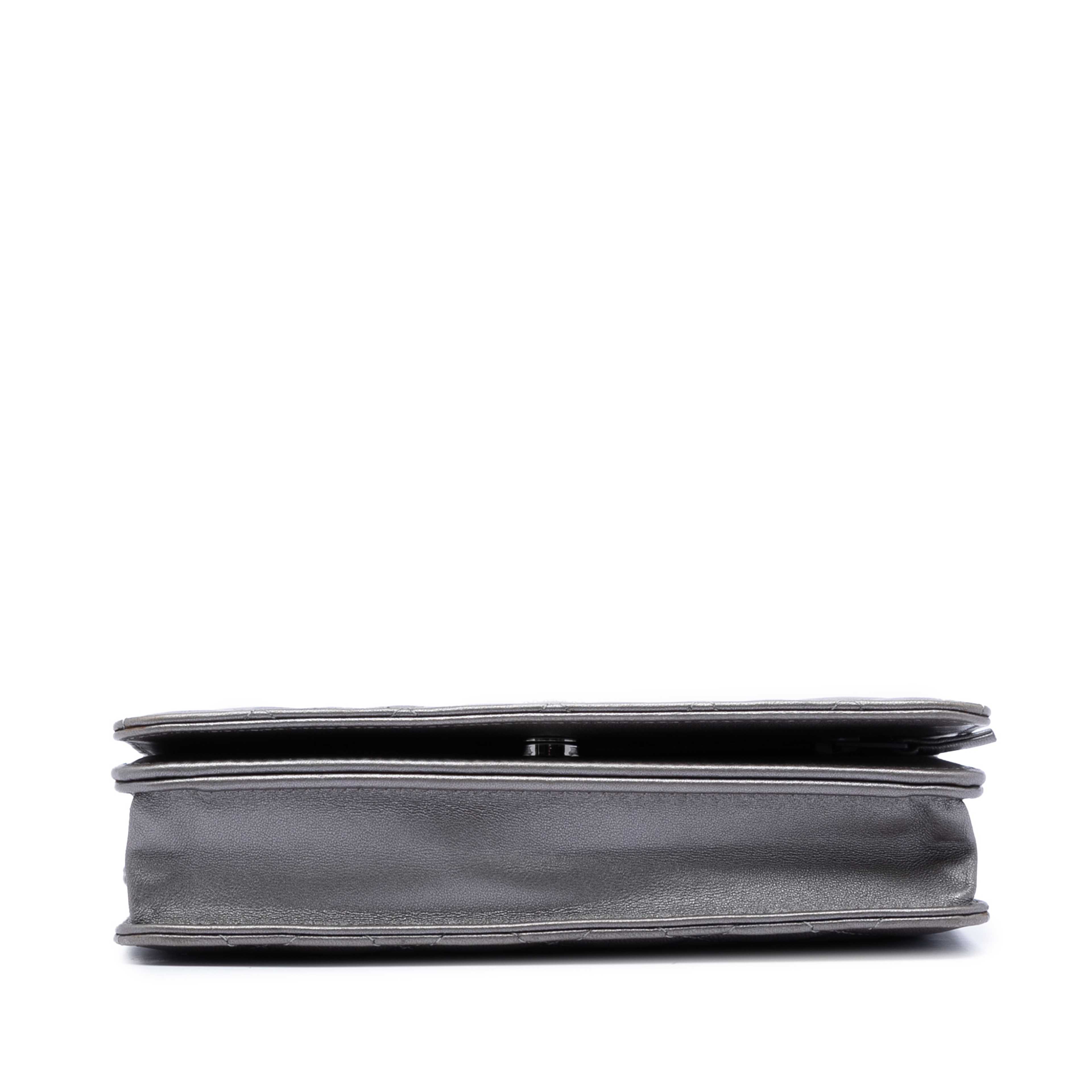 Chanel Cc Quilted Metallic Lambskin Faux Pearl Wallet On Chain, från Luxclusif, i färgen silver. Klicka för att öppna bilden i stort format