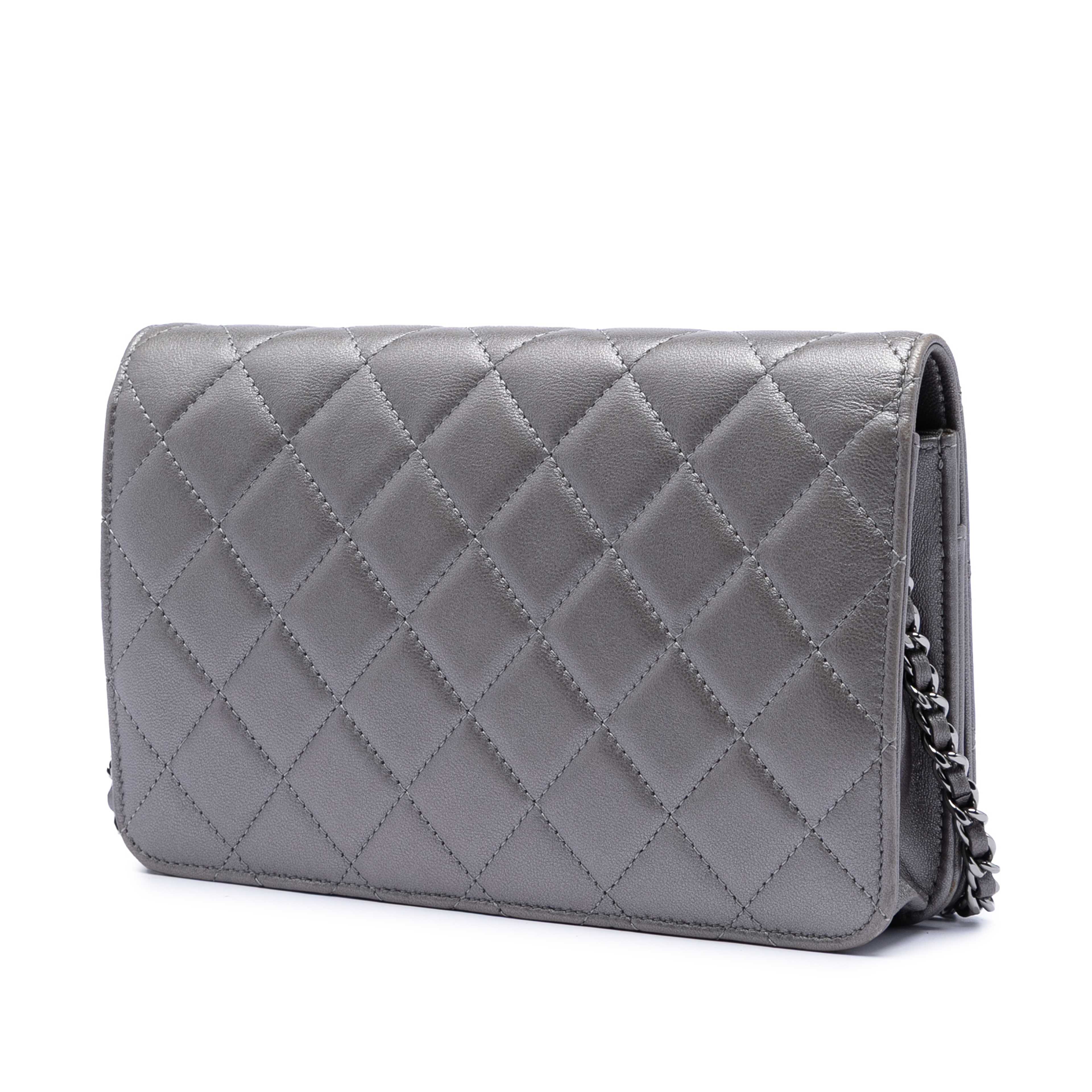 Chanel Cc Quilted Metallic Lambskin Faux Pearl Wallet On Chain, från Luxclusif, i färgen silver. Klicka för att öppna bilden i stort format