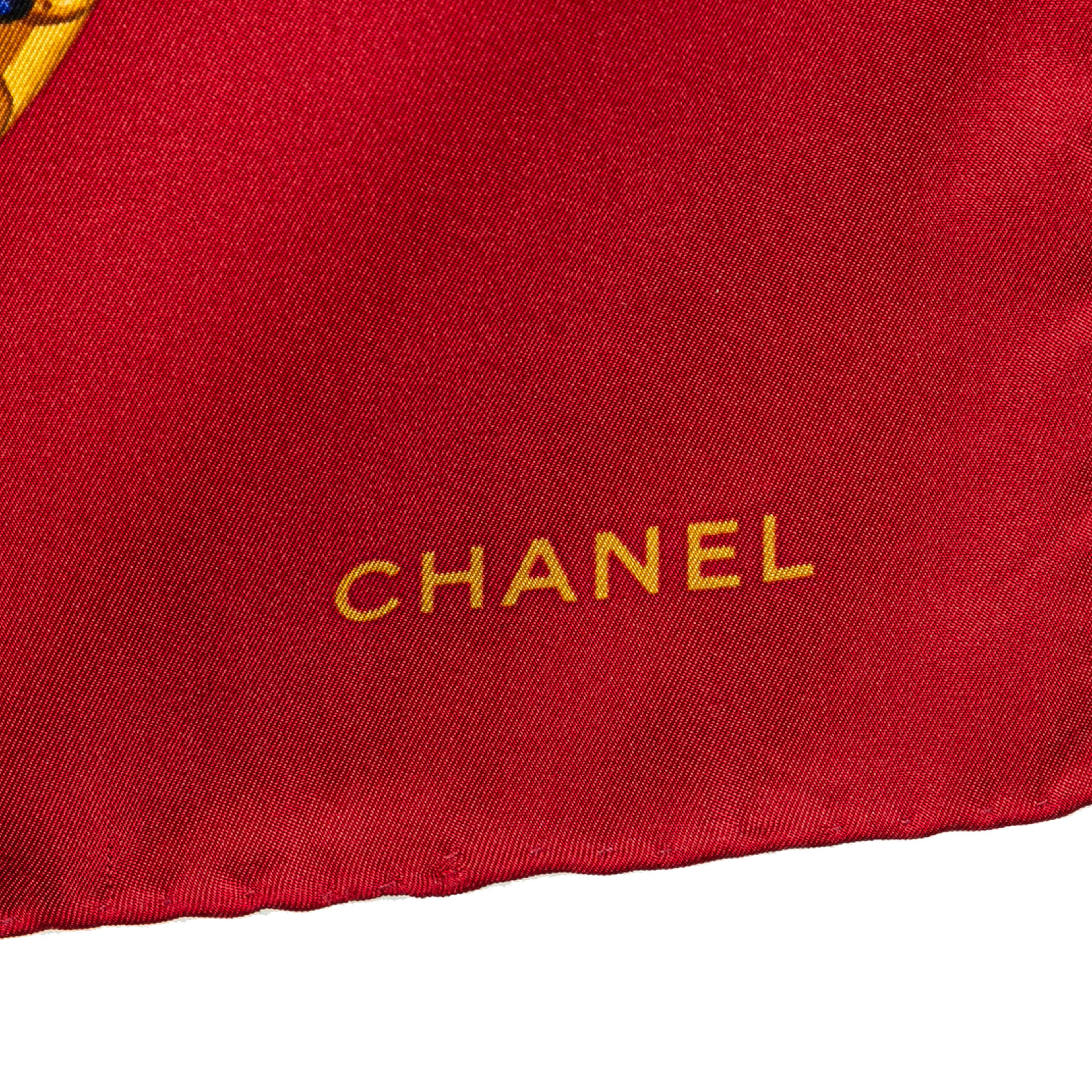 Chanel Cc Jewel And Chain Print Silk Scarf, från Luxclusif, i färgen red.