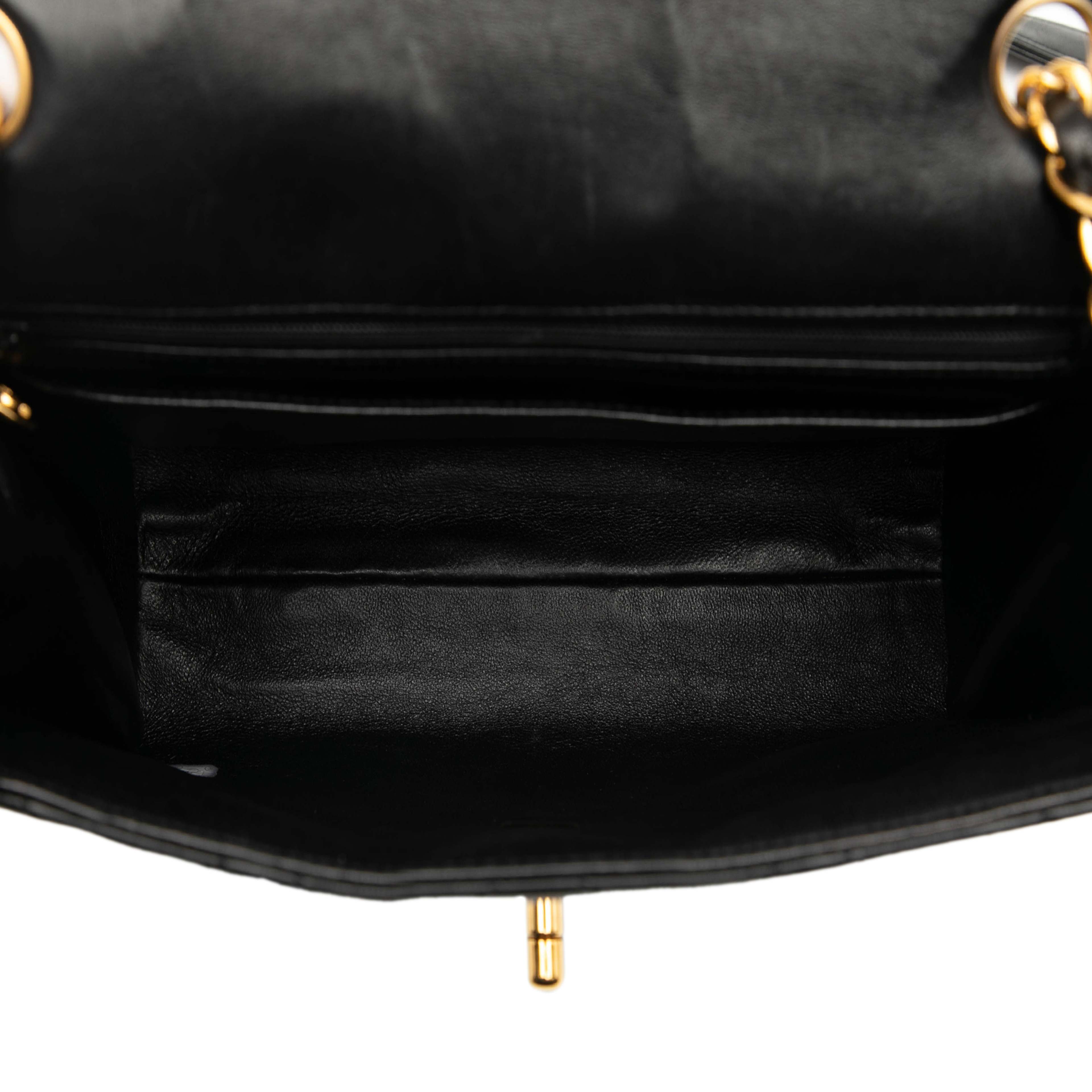 Chanel Small Square Lambskin Straight Single Flap, från Luxclusif, i färgen black. Klicka för att öppna bilden i stort format