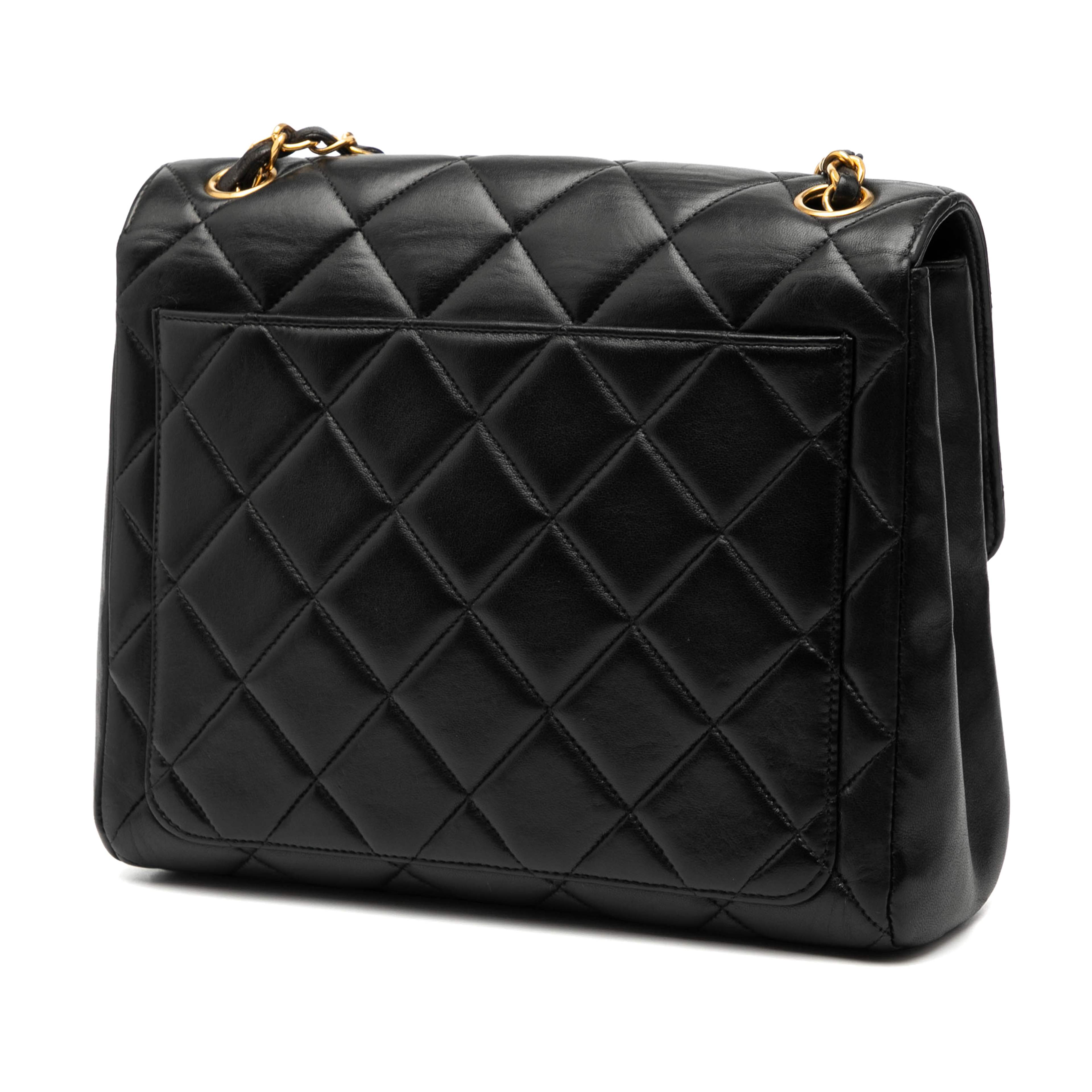 Chanel Small Square Lambskin Straight Single Flap, från Luxclusif, i färgen black. Klicka för att öppna bilden i stort format