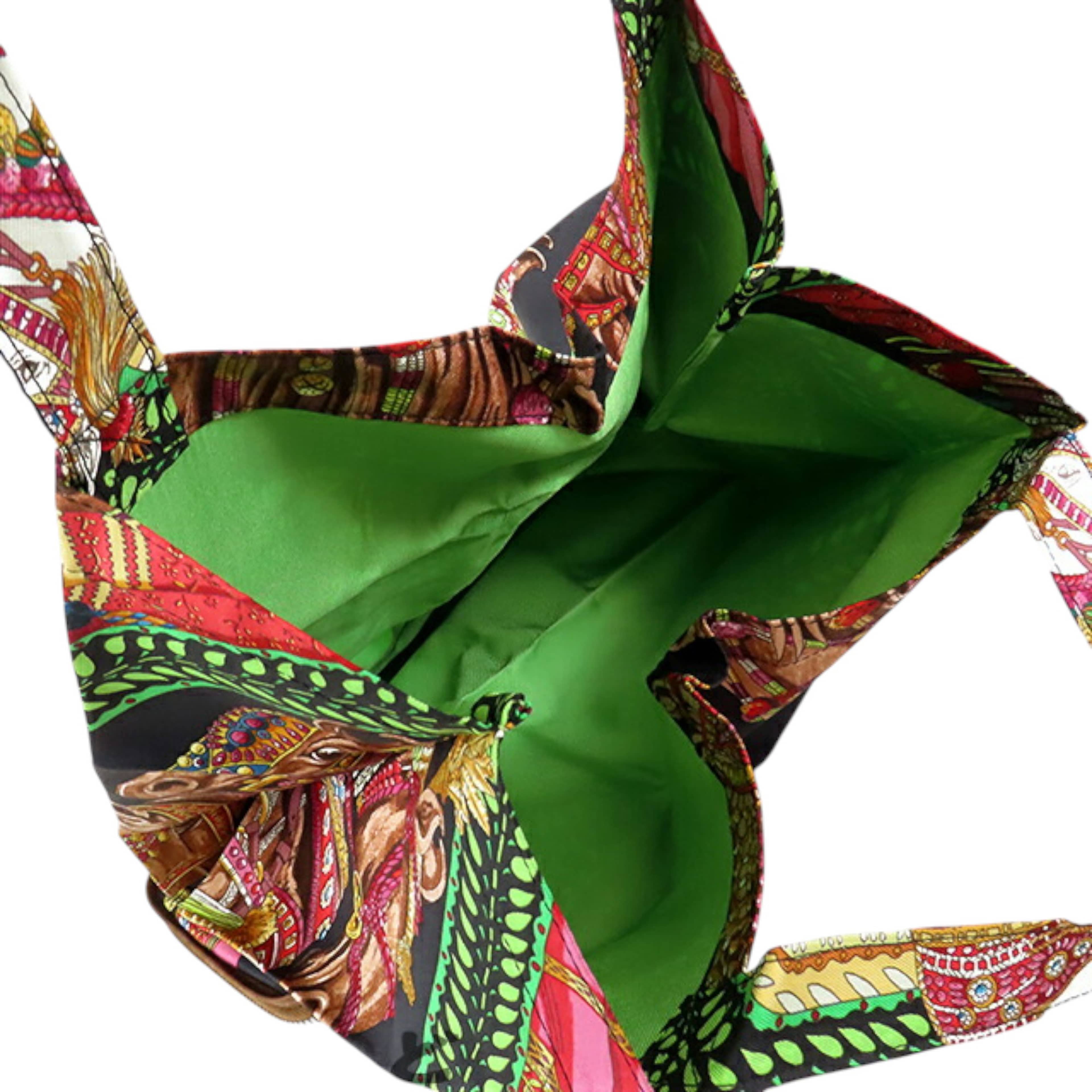 Hermès La Danse Du Cheval Marwari Silky Pop Tote, från Luxclusif, i färgen black. Klicka för att öppna bilden i stort format