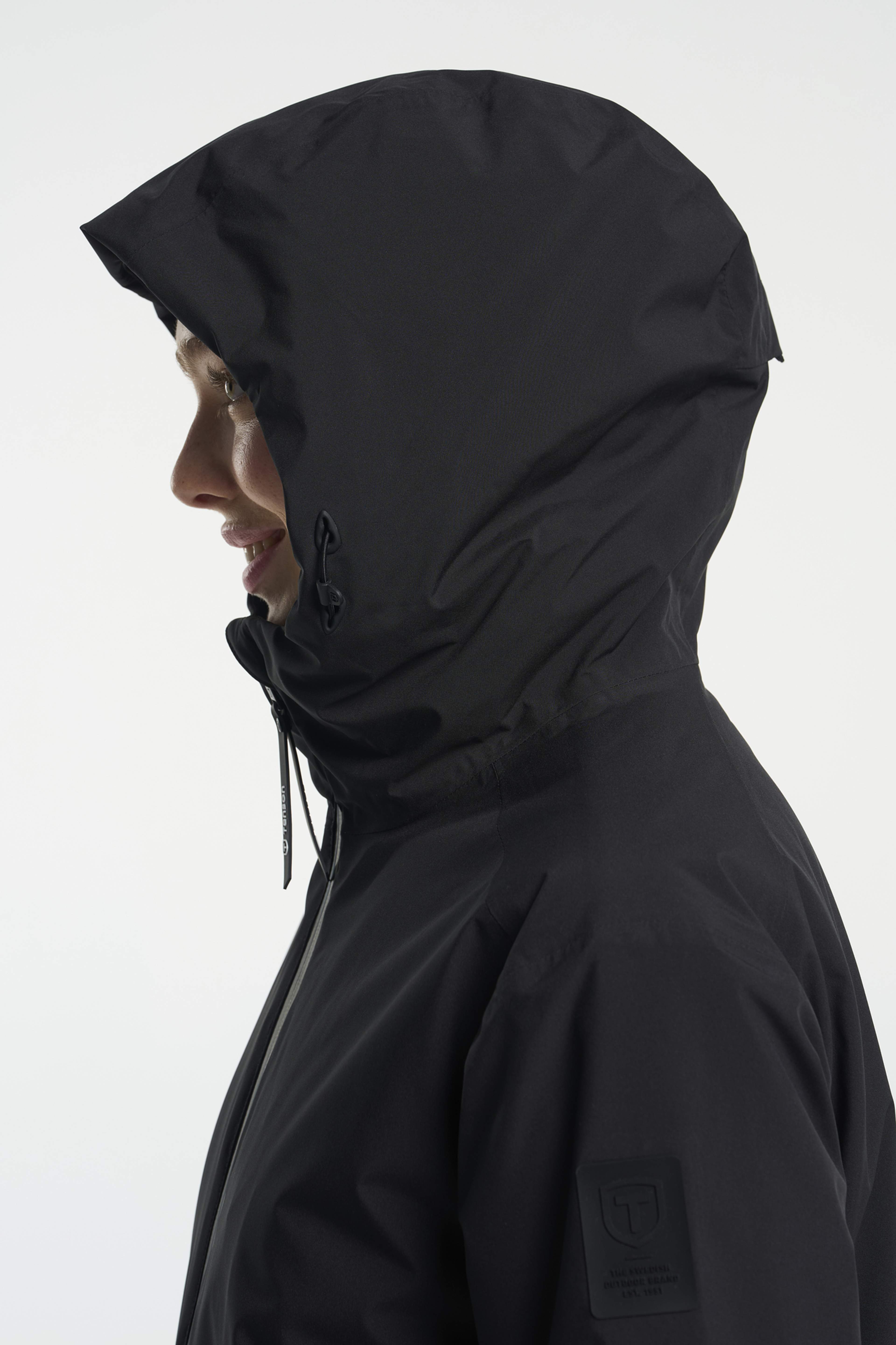 Transit Coat Women, från Tenson, i färgen svart. Klicka för att öppna bilden i stort format