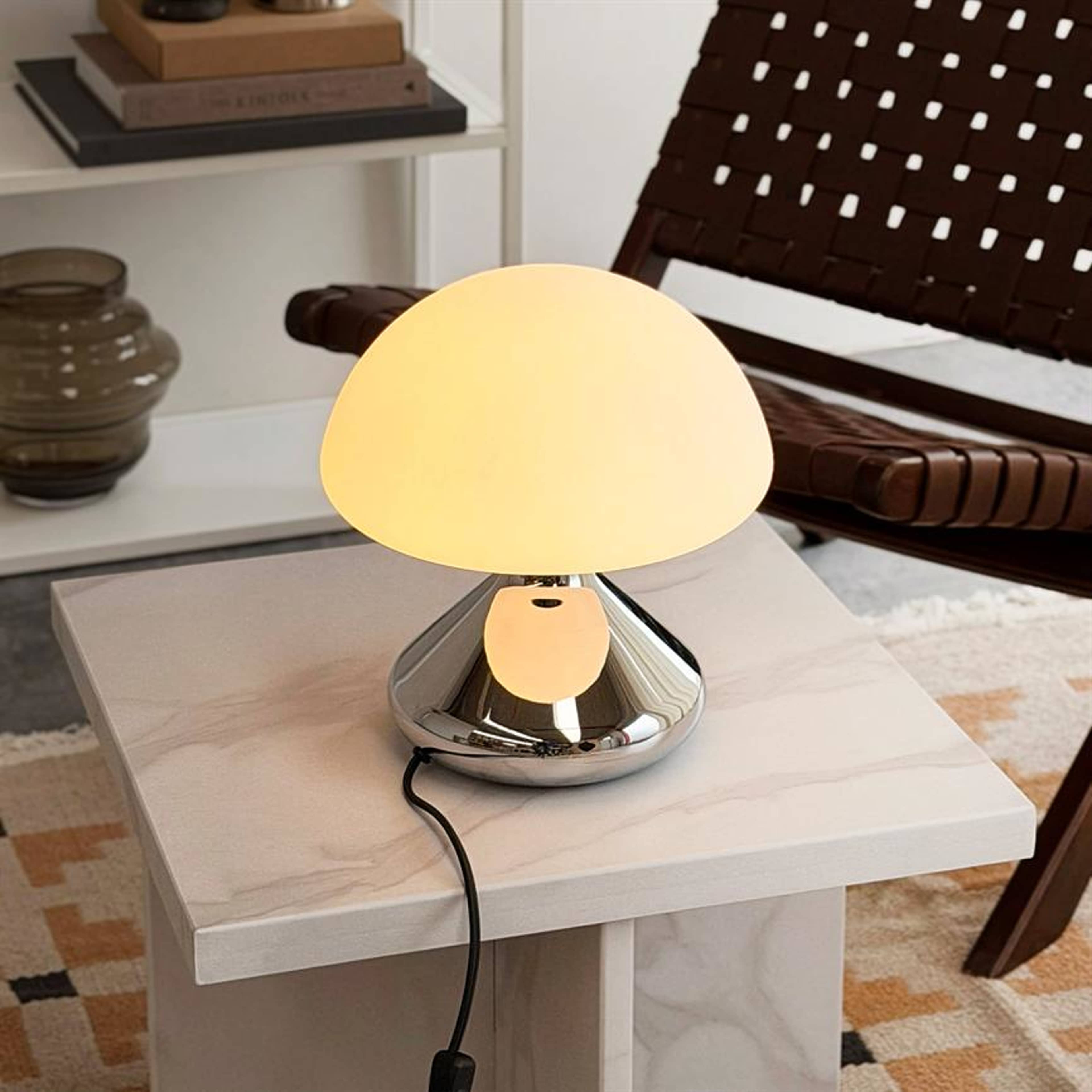 Trophy Table Lamp, från Dyberg Larsen, i färgen chrome/ opal. Klicka för att öppna bilden i stort format