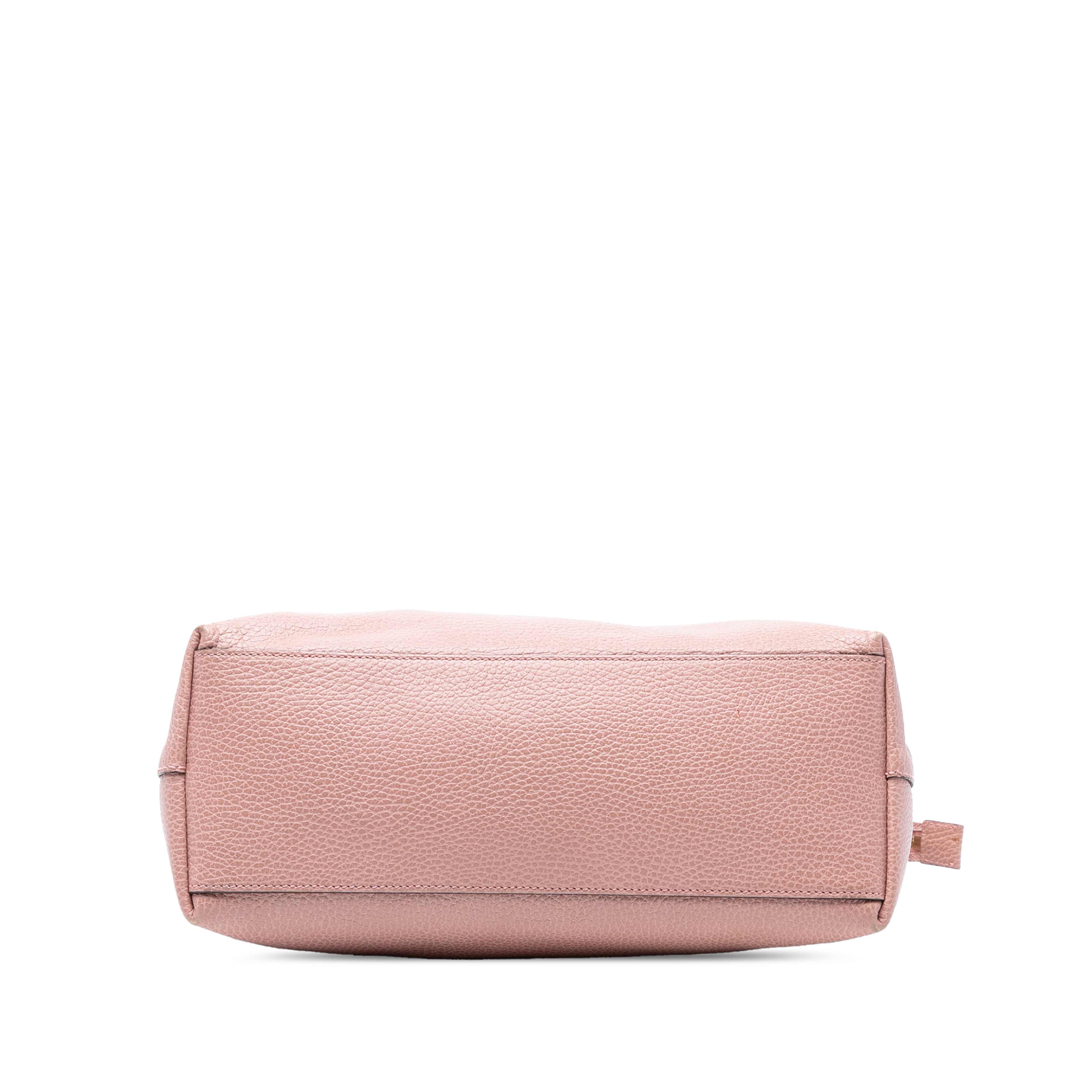 Gucci Dollar Calfskin Gg Charm Satchel, från Luxclusif, i färgen light pink. Klicka för att öppna bilden i stort format