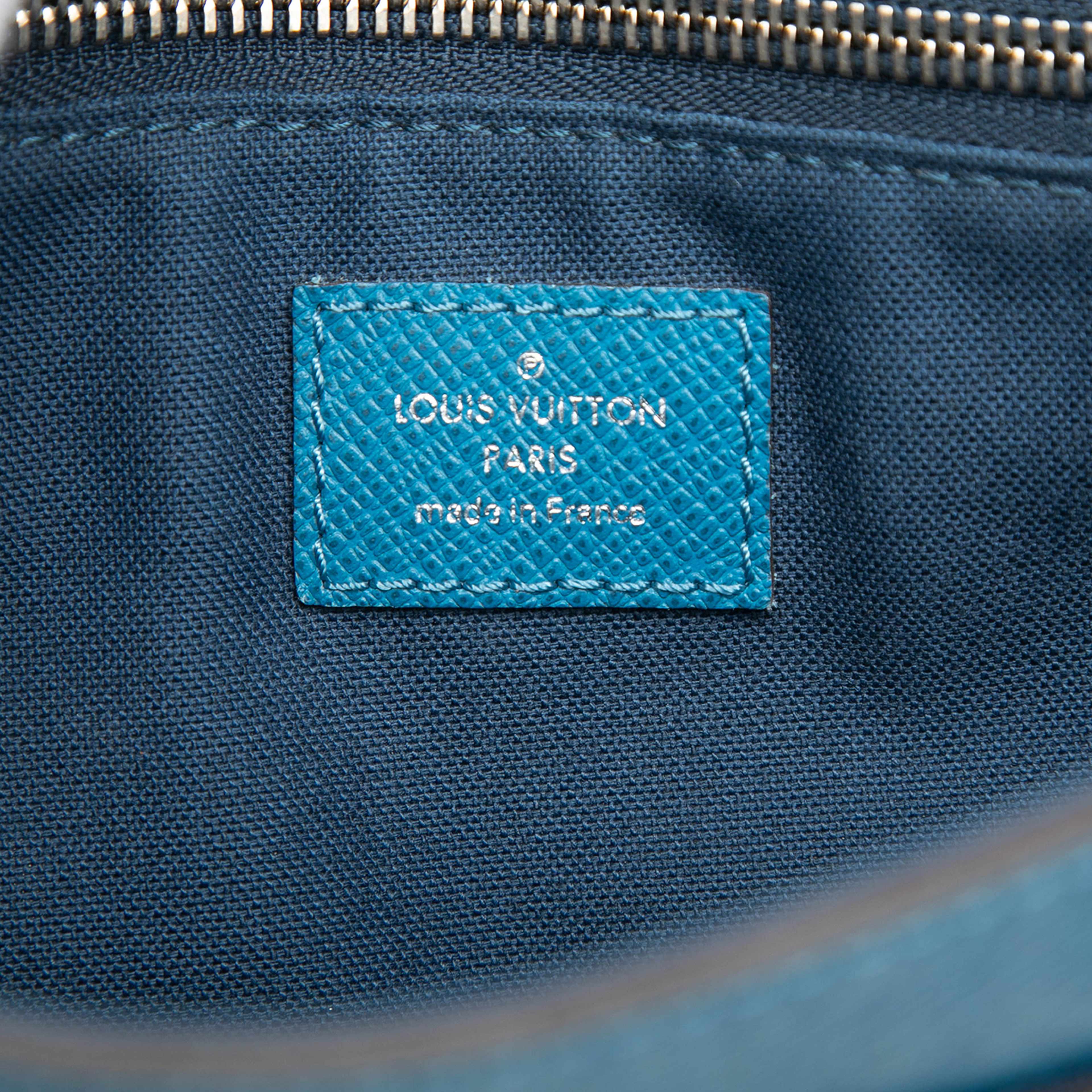 Louis Vuitton Taiga Roman Pm, från Luxclusif, i färgen blue. Klicka för att öppna bilden i stort format