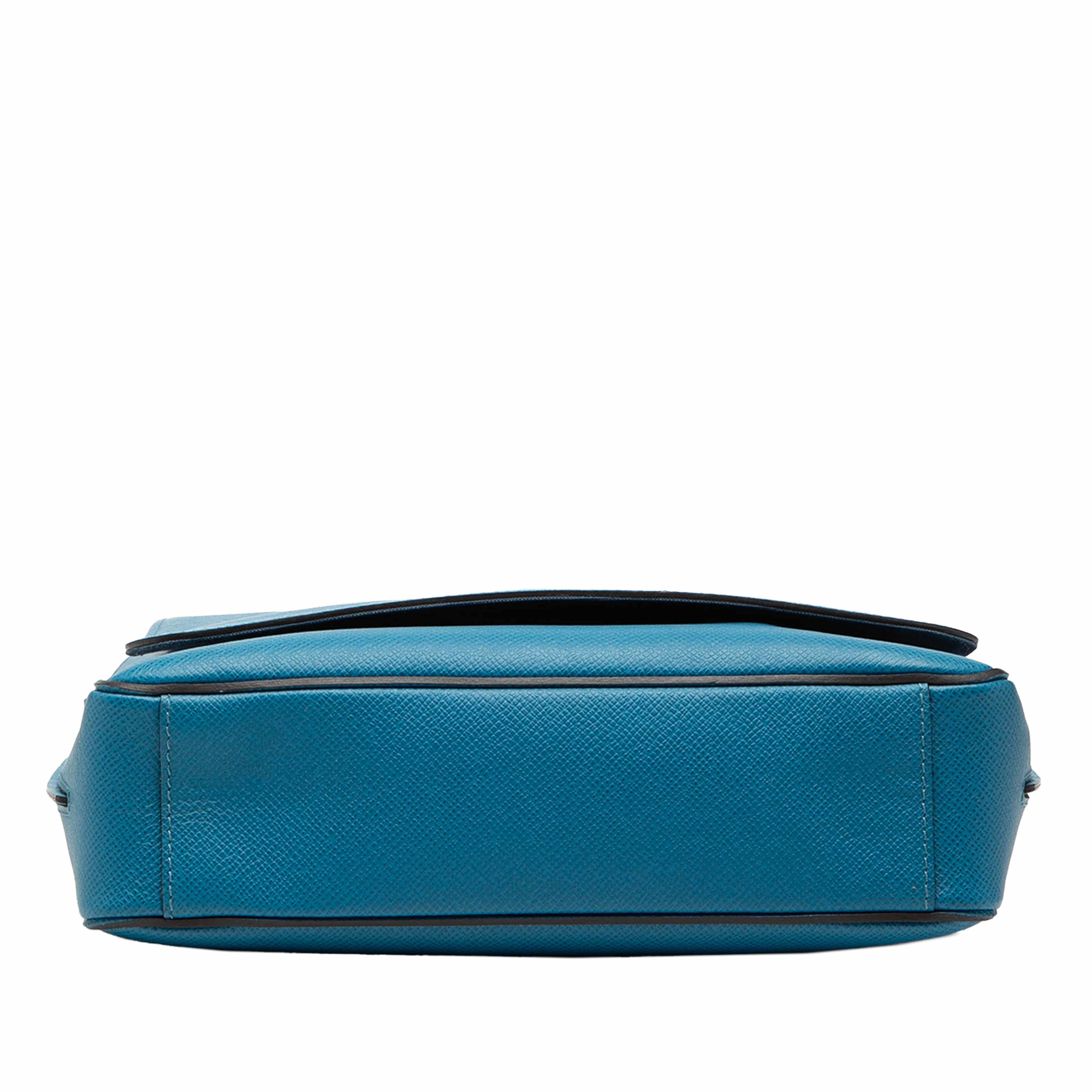 Louis Vuitton Taiga Roman Pm, från Luxclusif, i färgen blue. Klicka för att öppna bilden i stort format