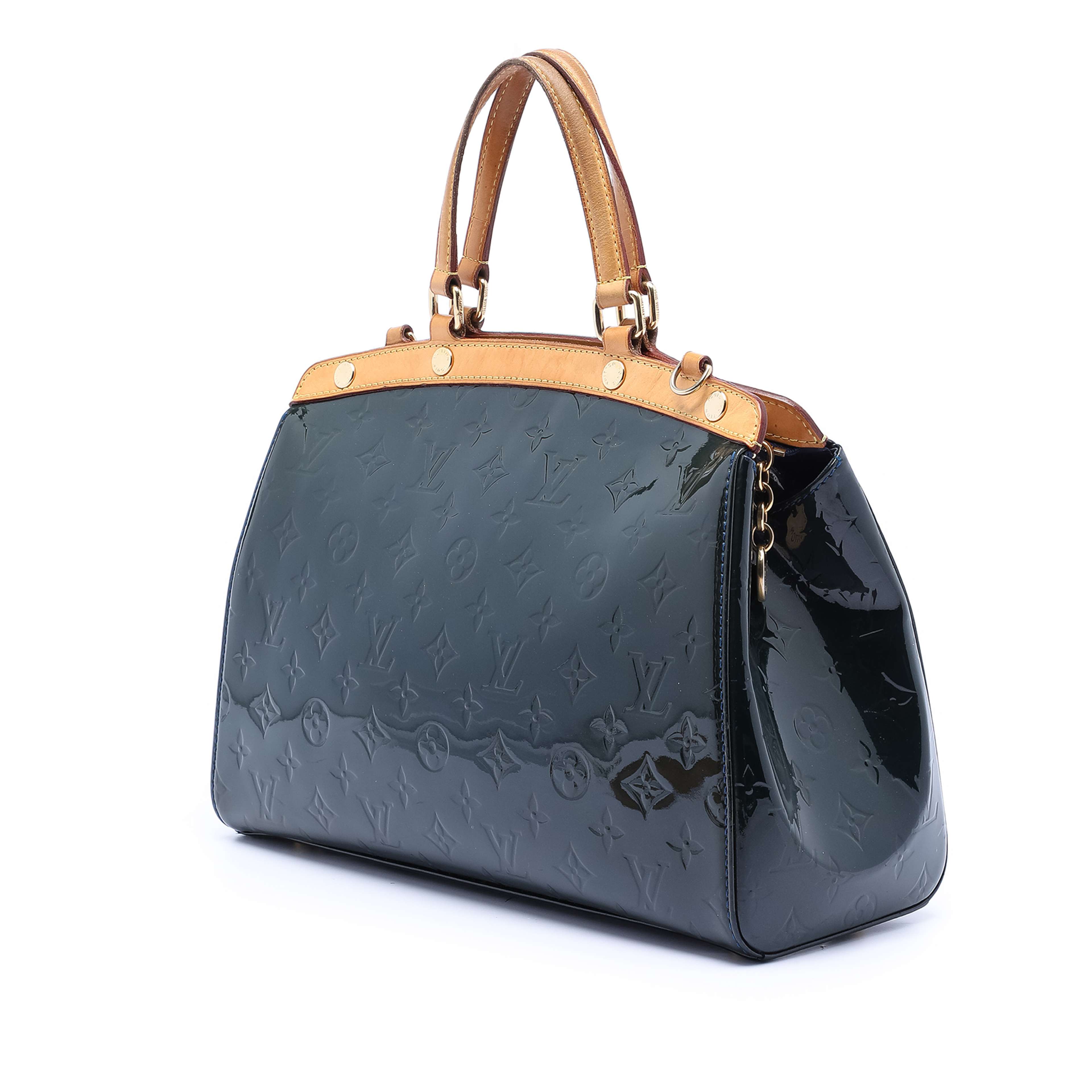 Louis Vuitton Monogram Vernis Brea Mm, från Luxclusif, i färgen dark blue. Klicka för att öppna bilden i stort format