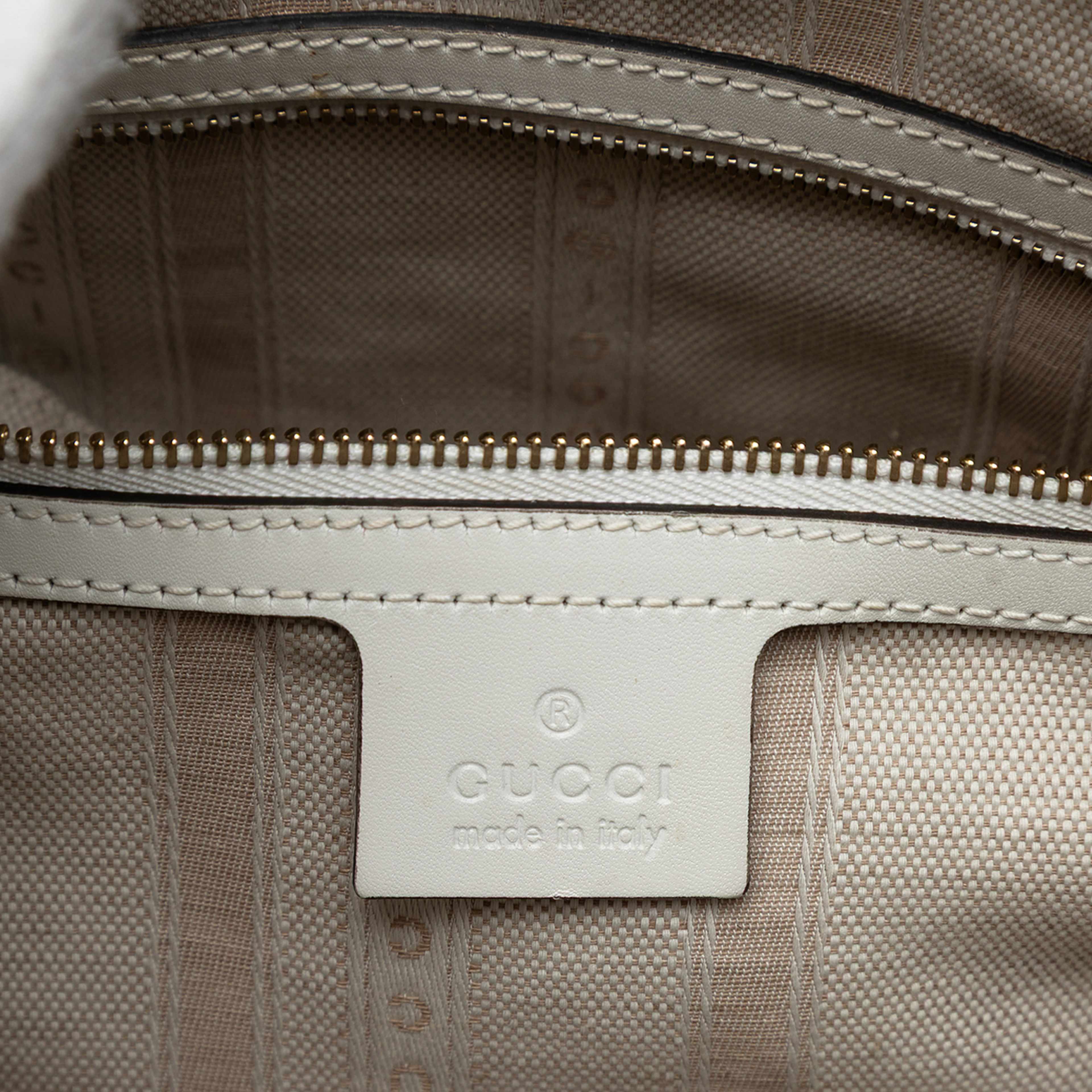 Gucci Medium Diamante Leather Boston Bag, från Luxclusif, i färgen white. Klicka för att öppna bilden i stort format