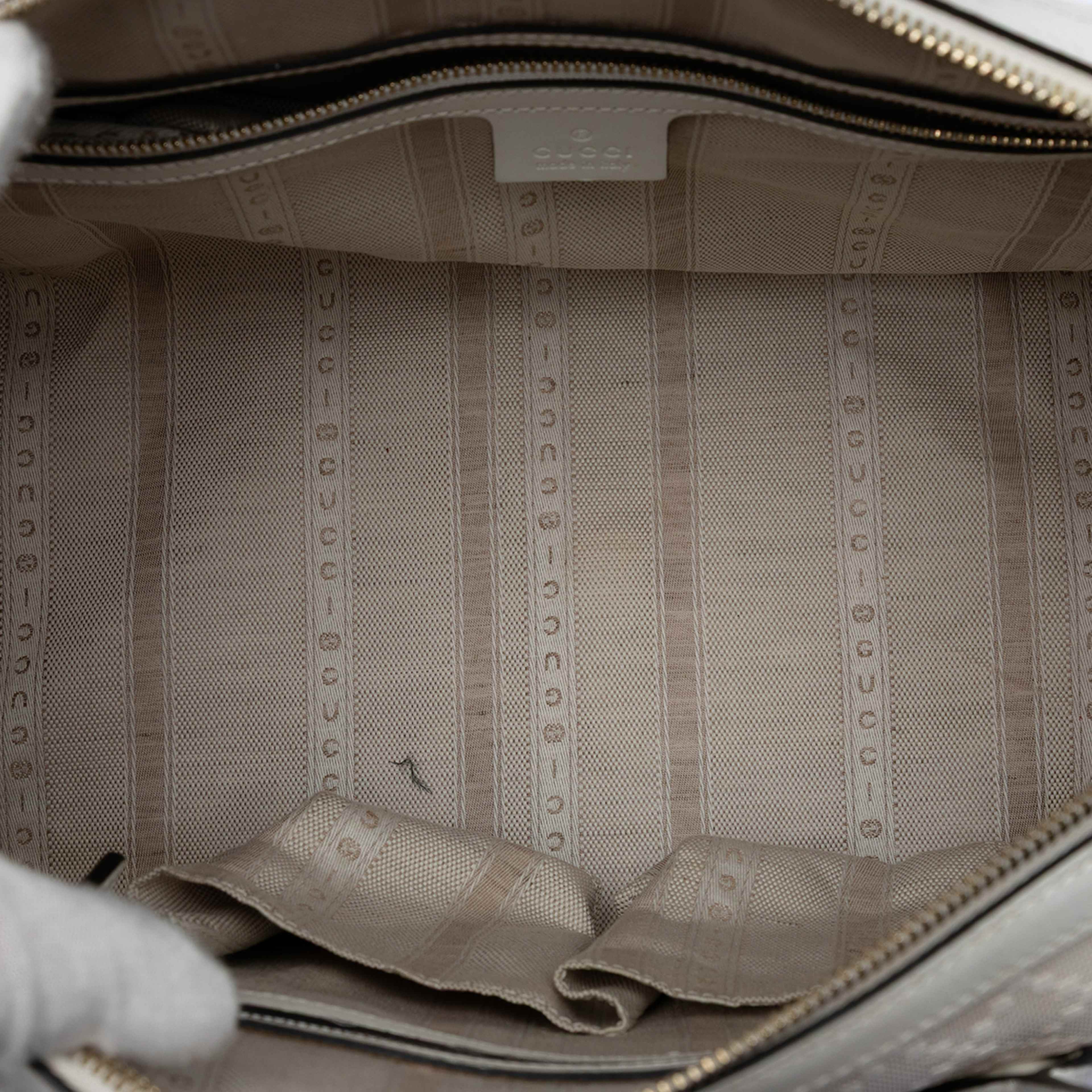 Gucci Medium Diamante Leather Boston Bag, från Luxclusif, i färgen white. Klicka för att öppna bilden i stort format