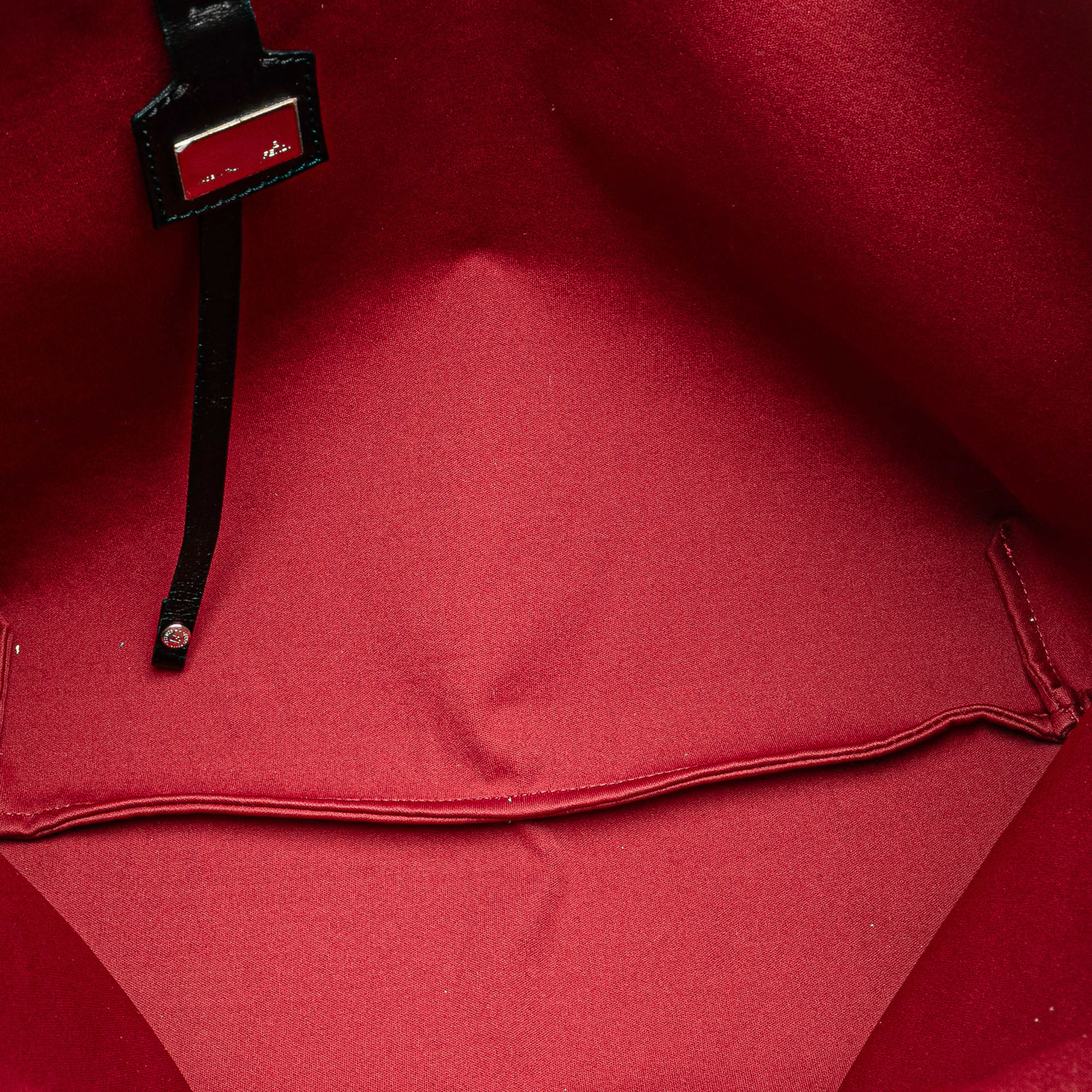 Fendi Medium Zucchino Canvas Roll Tote, från Luxclusif, i färgen dark red. Klicka för att öppna bilden i stort format