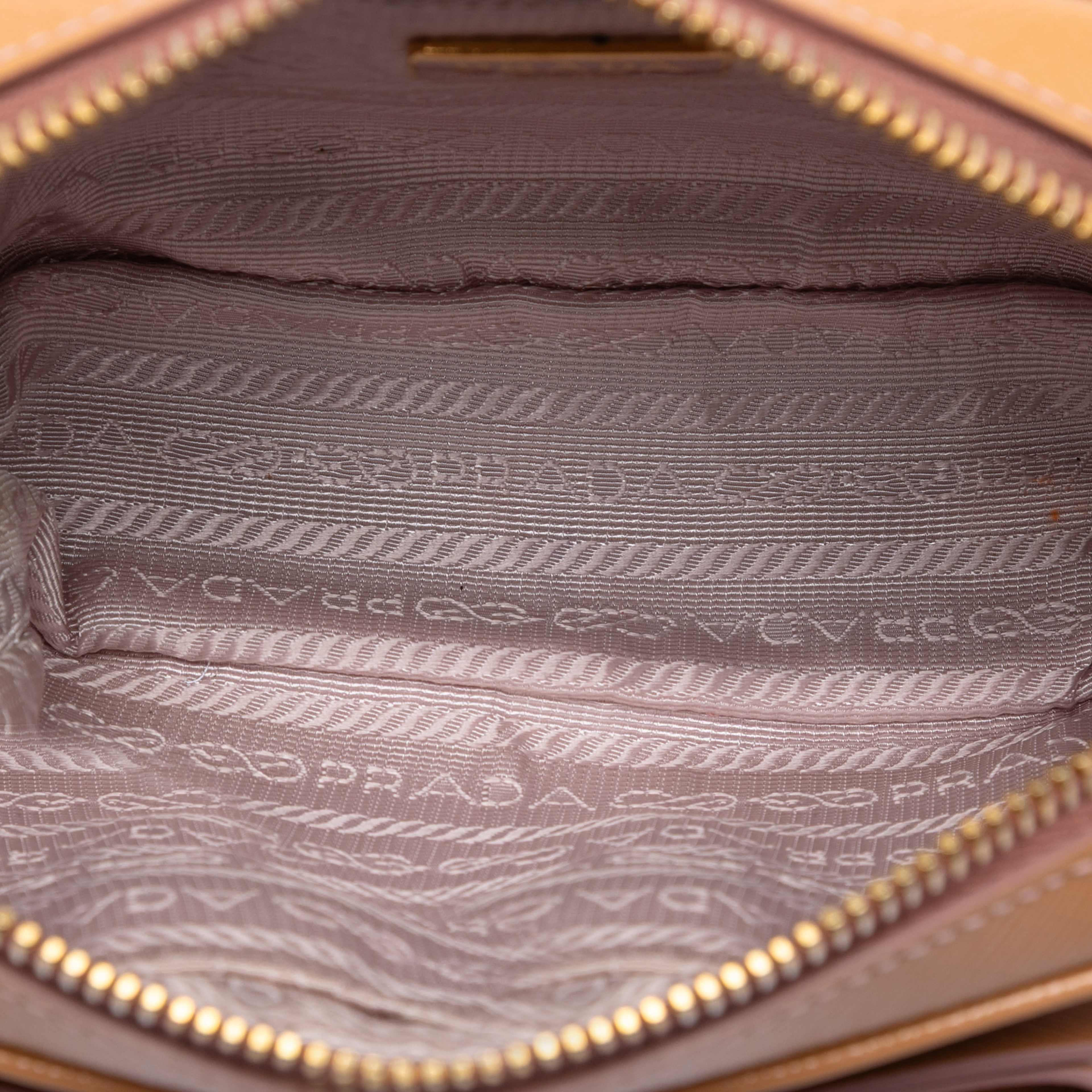 Prada Saffiano Vernice Bow Camera Bag, från Luxclusif, i färgen brown. Klicka för att öppna bilden i stort format