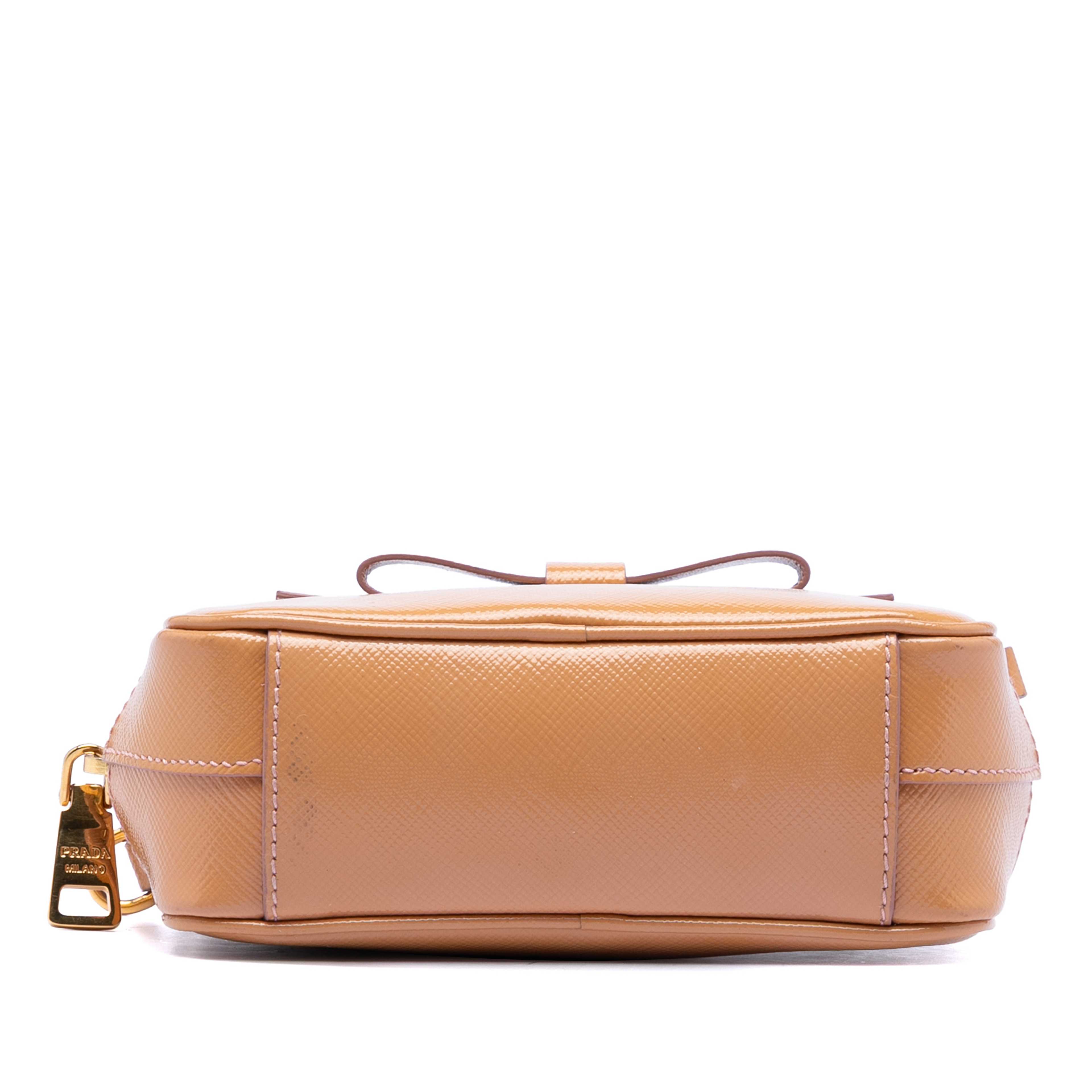 Prada Saffiano Vernice Bow Camera Bag, från Luxclusif, i färgen brun. Klicka för att öppna bilden i stort format