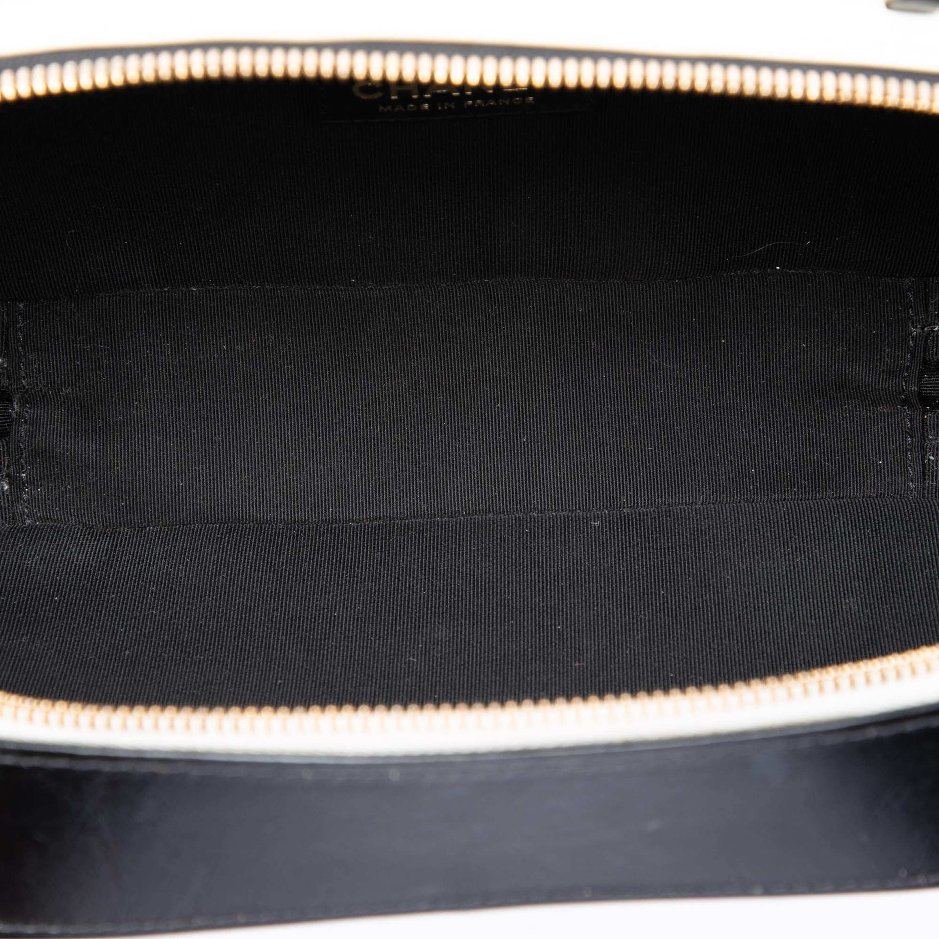 Chanel Cc Quilted Crumpled Calfskin Vanity Case, från Luxclusif, i färgen vit. Klicka för att öppna bilden i stort format