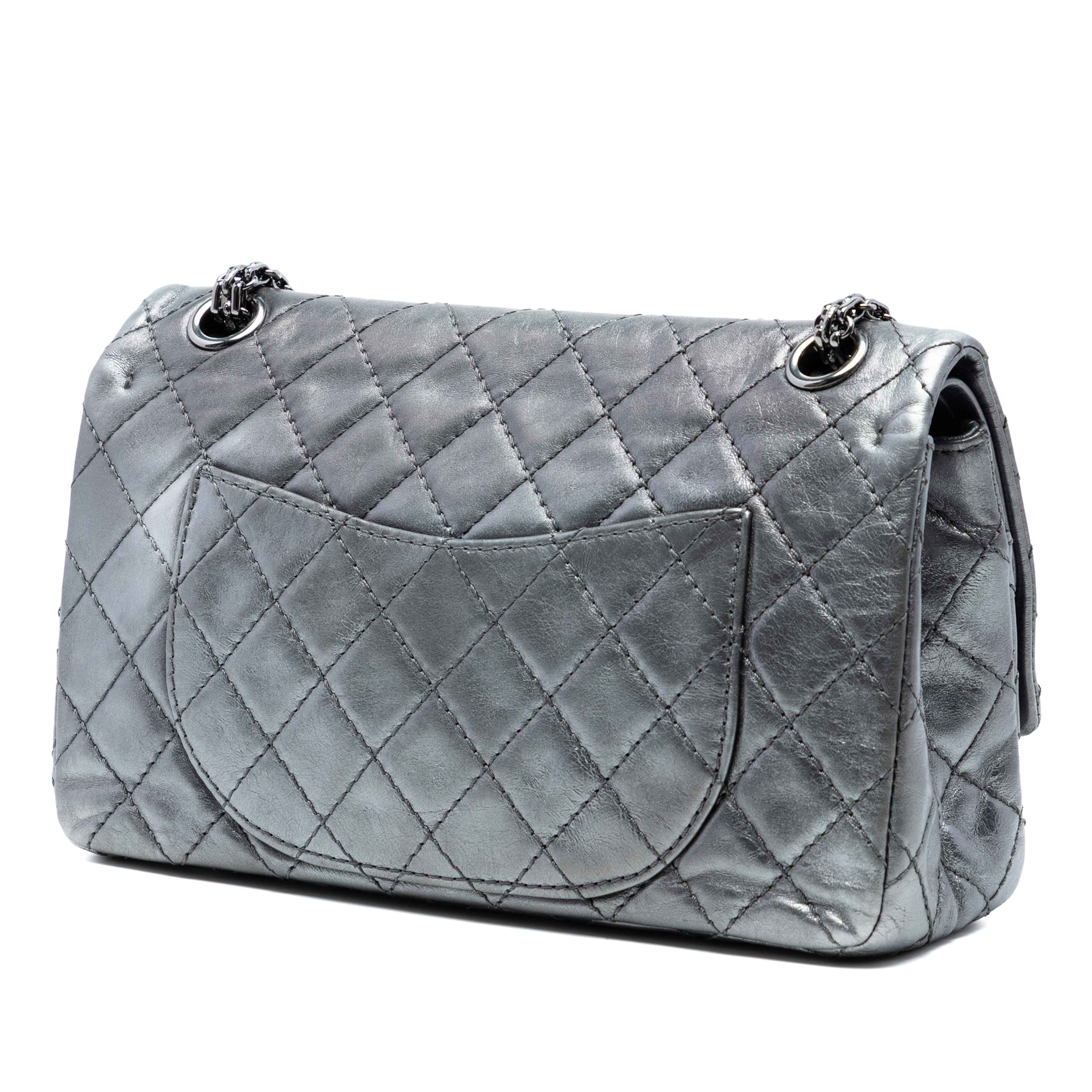 Chanel Quilted Aged Calfskin Reissue 2.55 Double Flap 225 With Pouch, från Luxclusif, i färgen silver. Klicka för att öppna bilden i stort format