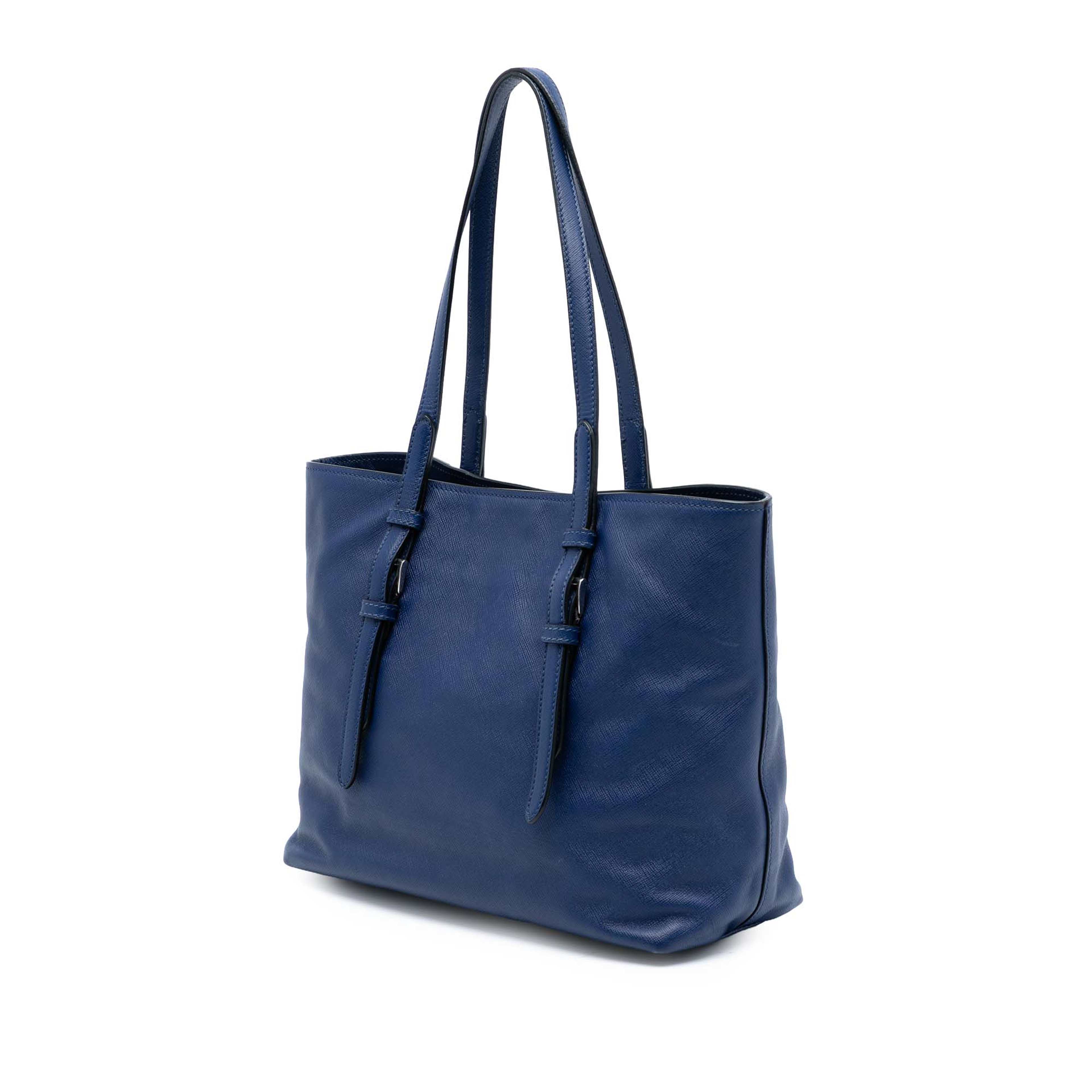 Prada Saffiano Soft Shopping Tote, från Luxclusif, i färgen blue. Klicka för att öppna bilden i stort format